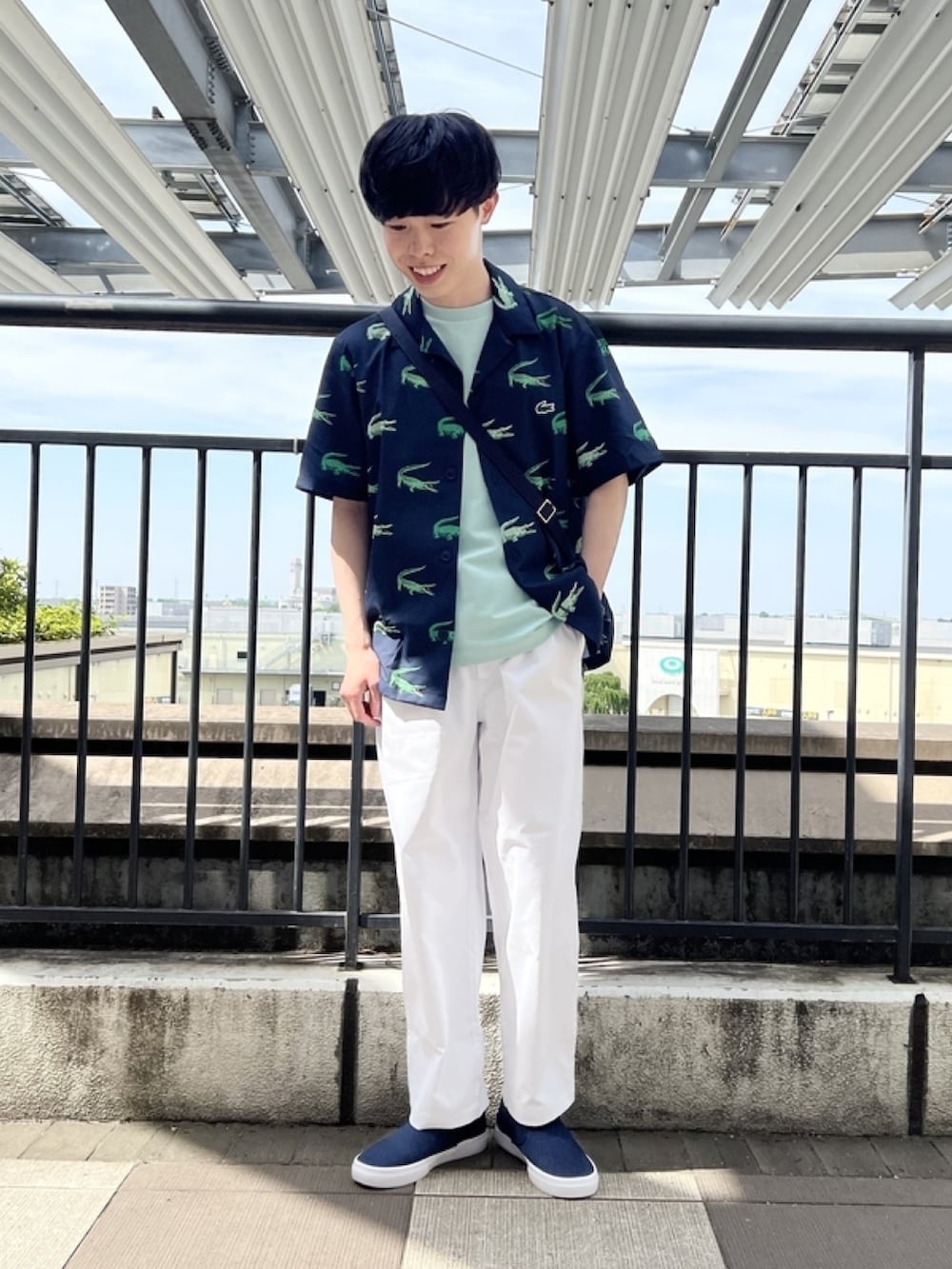 「春めき満開コーデ、春コーデ、メンズファッション、春服、春服コーデ、おでかけコーデ、シャツスタイル、シャツ、柄シャツ、ホワイトパンツ、ショルダーバッグ、スリッポン、夏、夏コーデ、ラコステ」｜「LACOSTEのストレッチゴルフオープンネックシャツ（シャツ/ブラウス、ブルー系）」を使った、sakataさん（メンズ・169cm）の春コーディネートの2枚目の写真