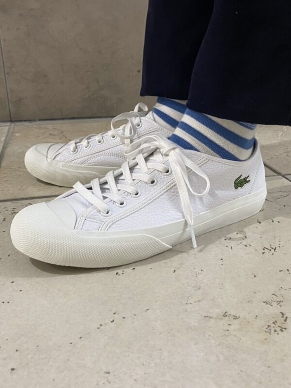 「シンプルコーデ、今日のコーデ、春夏コーデ、白スニーカー、ポロシャツ」｜「LACOSTEの『Ｌ.12.12』定番半袖ポロシャツ（ポロシャツ、ホワイト系）」を使った、sakataさん（メンズ・168cm）の春コーディネートの4枚目の写真