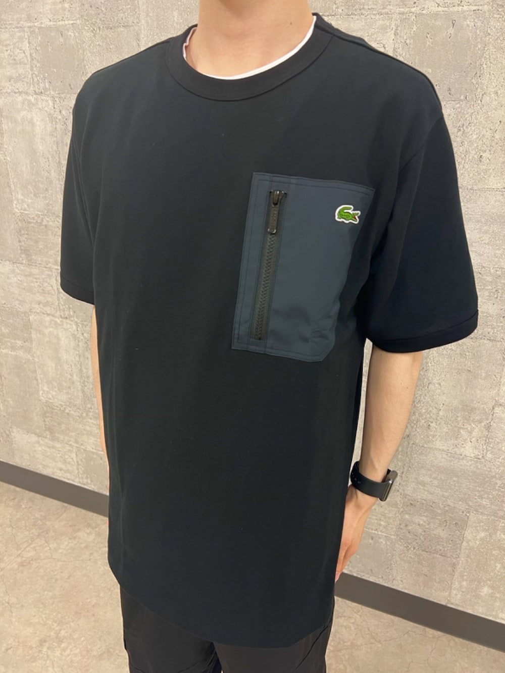 「スポーツミックス、春コーデ、春めき満開コーデ、メンズファッション、Tシャツ、スポーティー、カーゴパンツ、ラコステ、LACOSTE」｜「LACOSTEのアウトドアジップポケット鹿の子地半袖Tシャツ（Tシャツ/カットソー、ブラック系）」を使った、sakataさん（メンズ・169cm）の春コーディネートの4枚目の写真
