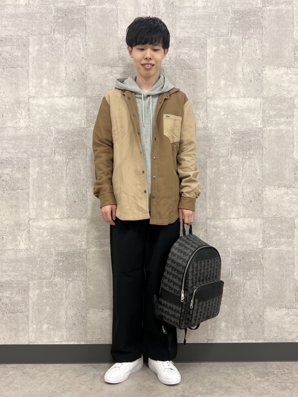 「メンズファッション、シティーボーイ、おでかけコーデ、お洒落さんとつながりたい、シャツスタイル、リバーシブル、リバーシブルシャツ、リュック、リュックスタイル、パーカー、フーディー、スニーカー、スニーカーコーデ、ラコステ、LACOSTE」｜「LACOSTEのプレーン×カラーブロックリバーシブルシャツ（シャツ/ブラウス、イエロー系）」を使った、sakataさん（メンズ・169cm）の春コーディネートの2枚目の写真