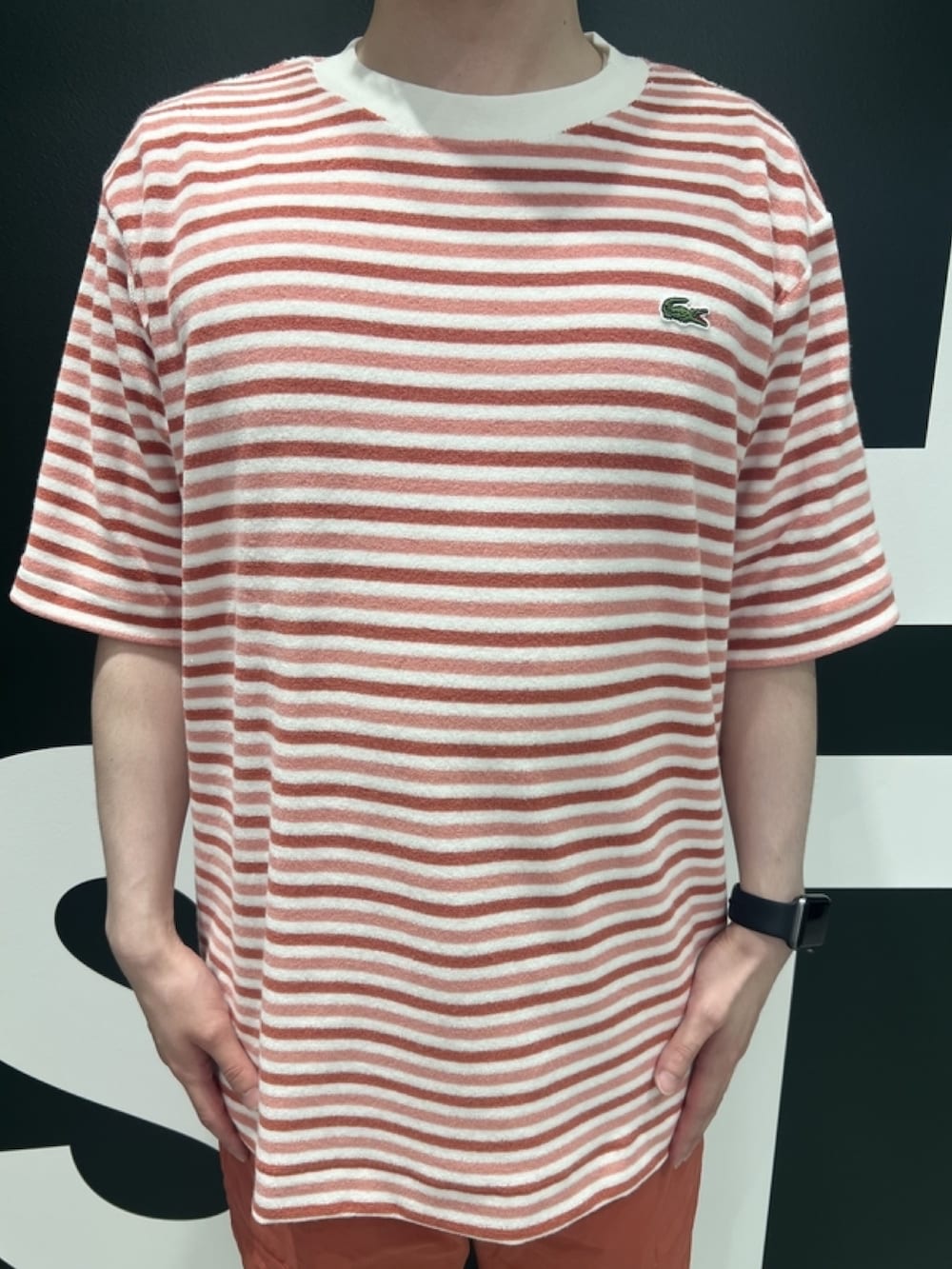 「春コーデ、春めき満開コーデ、メンズファッション、ゆるコーデ、春色、カジュアルコーデ、赤コーデ、Tシャツ、スリッポン、リネンシャツ、ショルダーバッグ」｜「LACOSTEのオーバーサイズ ハイゲージパイル地ボーダー半袖Tシャツ（Tシャツ/カットソー、レッド系）」を使った、sakataさん（メンズ・169cm）の春コーディネートの4枚目の写真