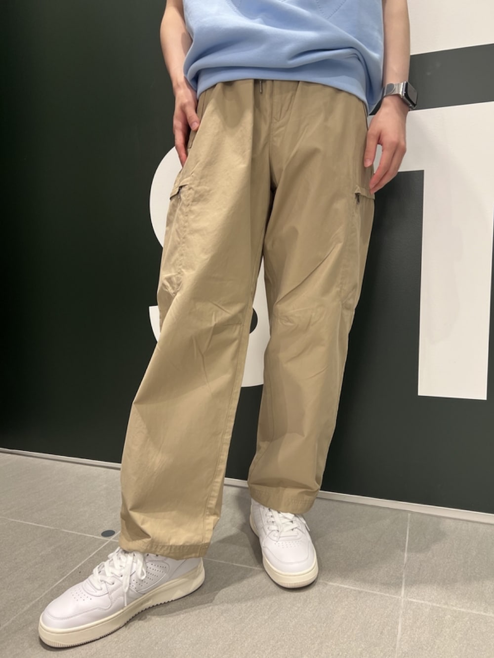 「春コーデ、春めき満開コーデ、メンズファッション、春服、トレンド、Tシャツ、ベスト、キャップ、カーゴパンツ、スニーカー、リュック、バックパック、ラコステ、LACOSTE」｜「LACOSTEのオーバーサイズ アーガイル柄パッチ&ステッチスウェットベスト（ベスト、ブルー系）」を使った、sakataさん（メンズ・169cm）の春コーディネートの6枚目の写真