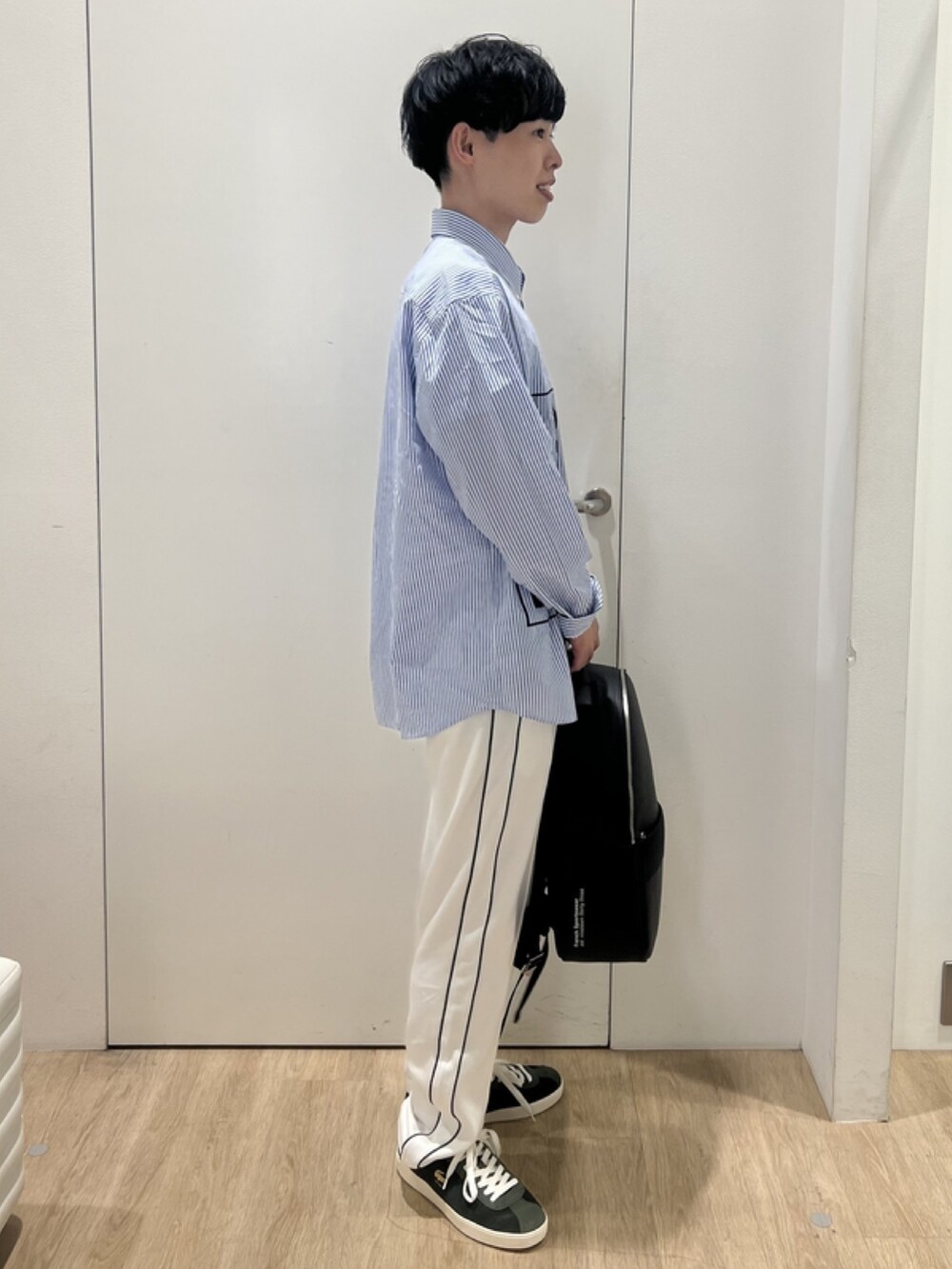 「シャツスタイル、今日のコーデ、ストライプシャツ、リラックススタイル、トラックパンツ、バックパック、リュック、スニーカー、青」｜「LACOSTEのオーバーサイズボックスプリントストライプシャツ（シャツ/ブラウス、ブルー系）」を使った、sakataさん（メンズ・169cm）の春コーディネートの2枚目の写真