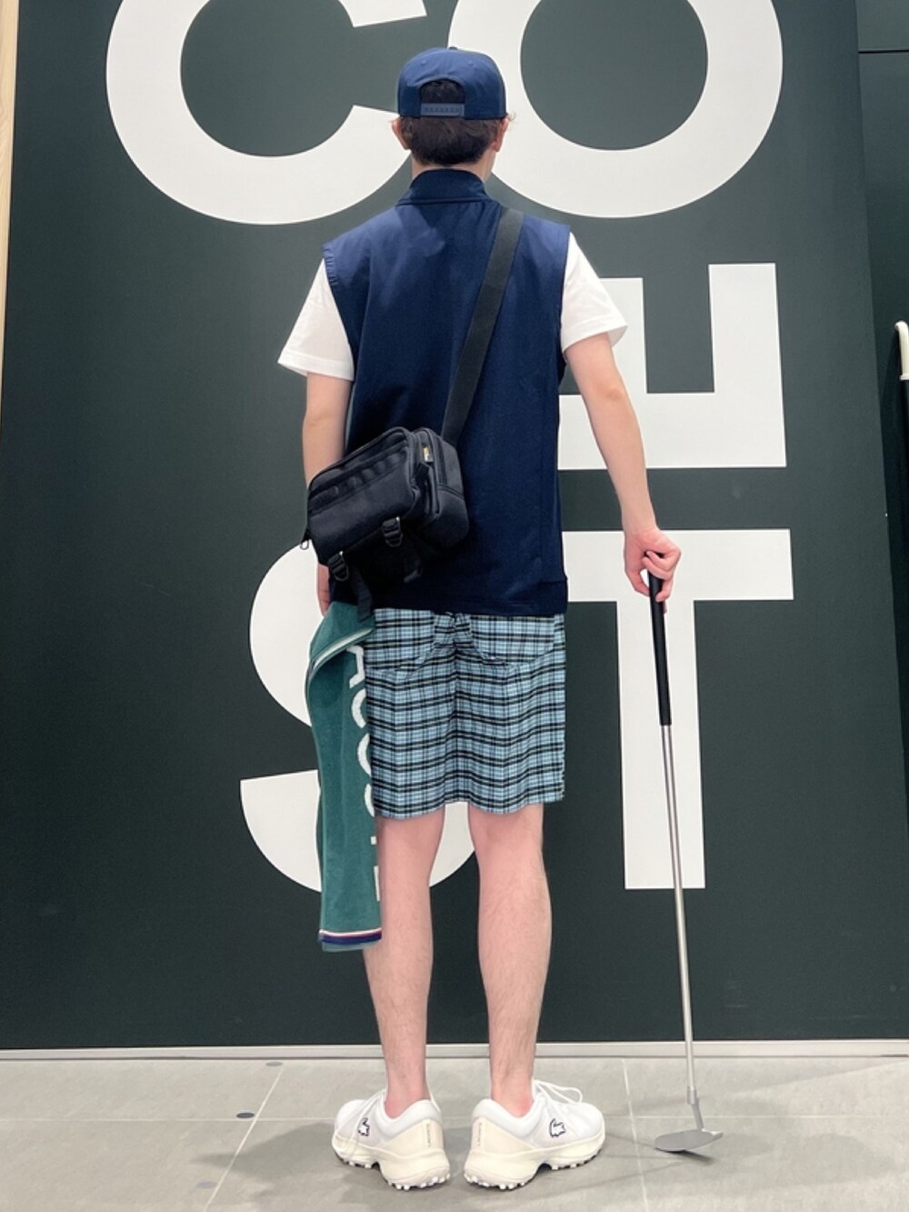 「ベスト、スポーツミックス、キャップ、休日スタイル、スニーカー、ゴルフ、スポーティ、ショートパンツ、Tシャツ、ショルダーバッグ」｜「LACOSTEのワンポイント 耐水ゴルフキャップ（キャップ、ブルー系）」を使った、sakataさん（メンズ・169cm）の春コーディネートの3枚目の写真
