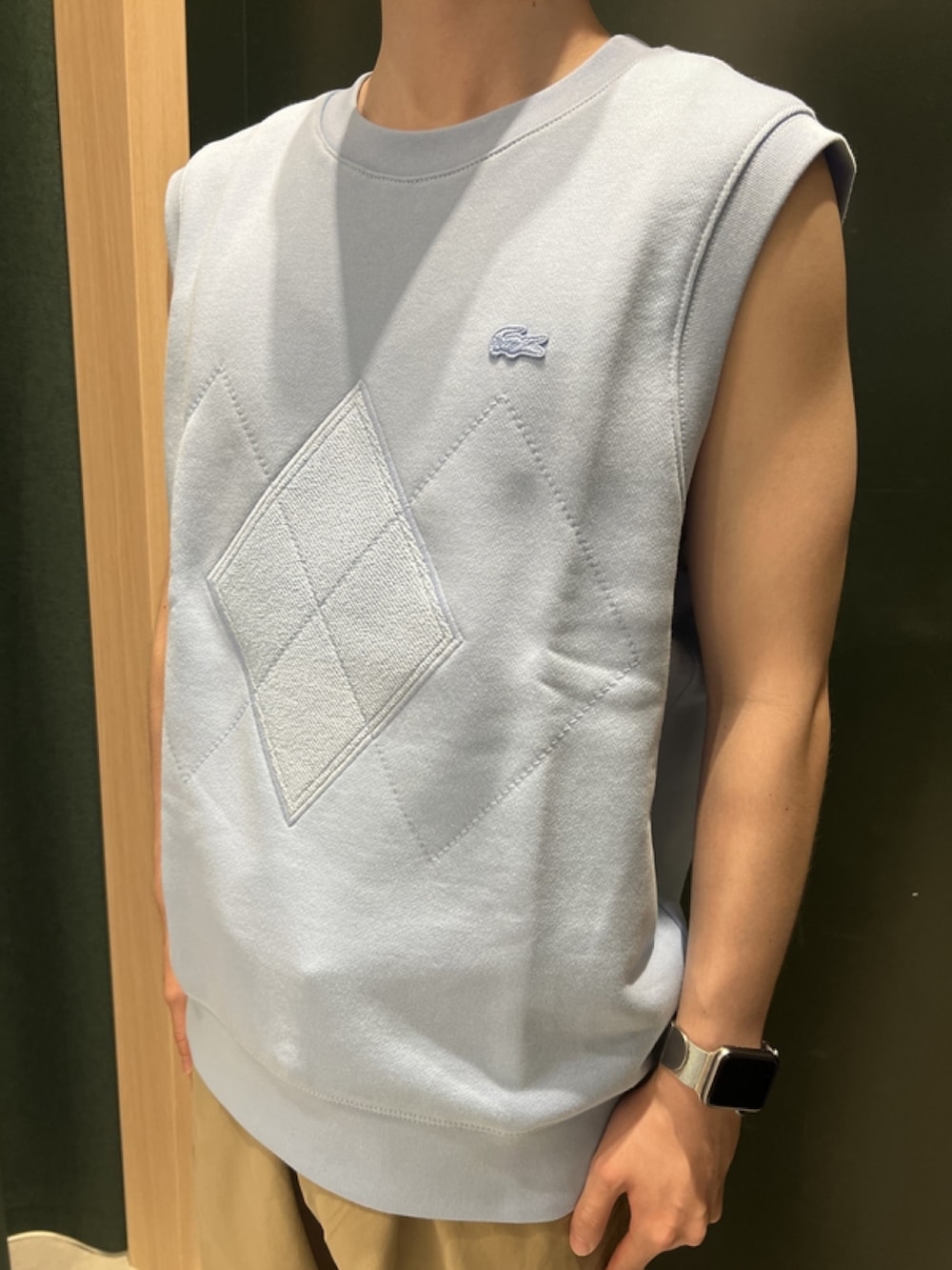 「春コーデ、春めき満開コーデ、メンズファッション、春服、トレンド、Tシャツ、ベスト、キャップ、カーゴパンツ、スニーカー、リュック、バックパック、ラコステ、LACOSTE」｜「LACOSTEのオーバーサイズ アーガイル柄パッチ&ステッチスウェットベスト（ベスト、ブルー系）」を使った、sakataさん（メンズ・169cm）の春コーディネートの5枚目の写真