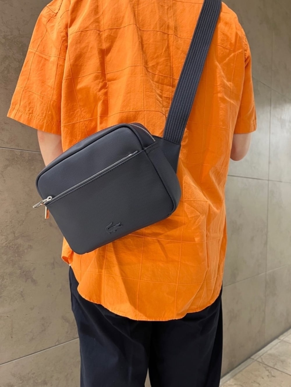 「春コーデ、春めき満開コーデ、メンズファッション、春服、春服コーデ、シャツ、シャツスタイル、リネンシャツ、Tシャツ、ショルダーバッグ、スニーカー、ラコステ、LACOSTE」｜「LACOSTEのリネン×コットンワントーンウィンドウペンチェックシャツ（シャツ/ブラウス、オレンジ系）」を使った、sakataさん（メンズ・169cm）の春コーディネートの7枚目の写真