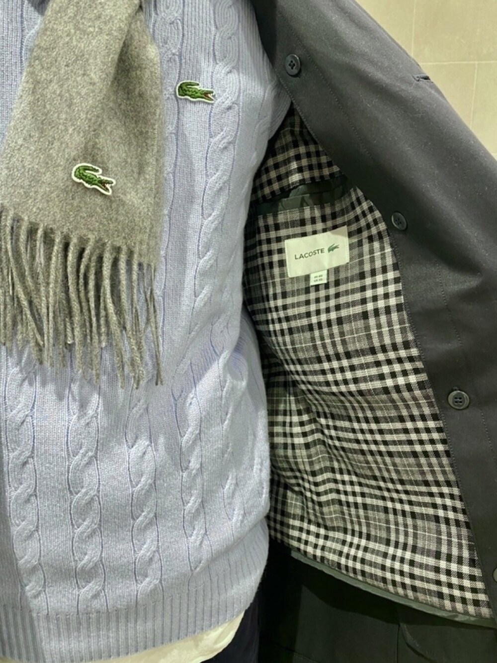 「メンズファッション、ニット、シャツ、チノパンツ、ショルダーバッグ、マフラー、スニーカー」｜「LACOSTEのケーブル編みニットセーター（ニット/セーター、ブルー系）」を使った、sakataさん（メンズ・169cm）の春コーディネートの4枚目の写真