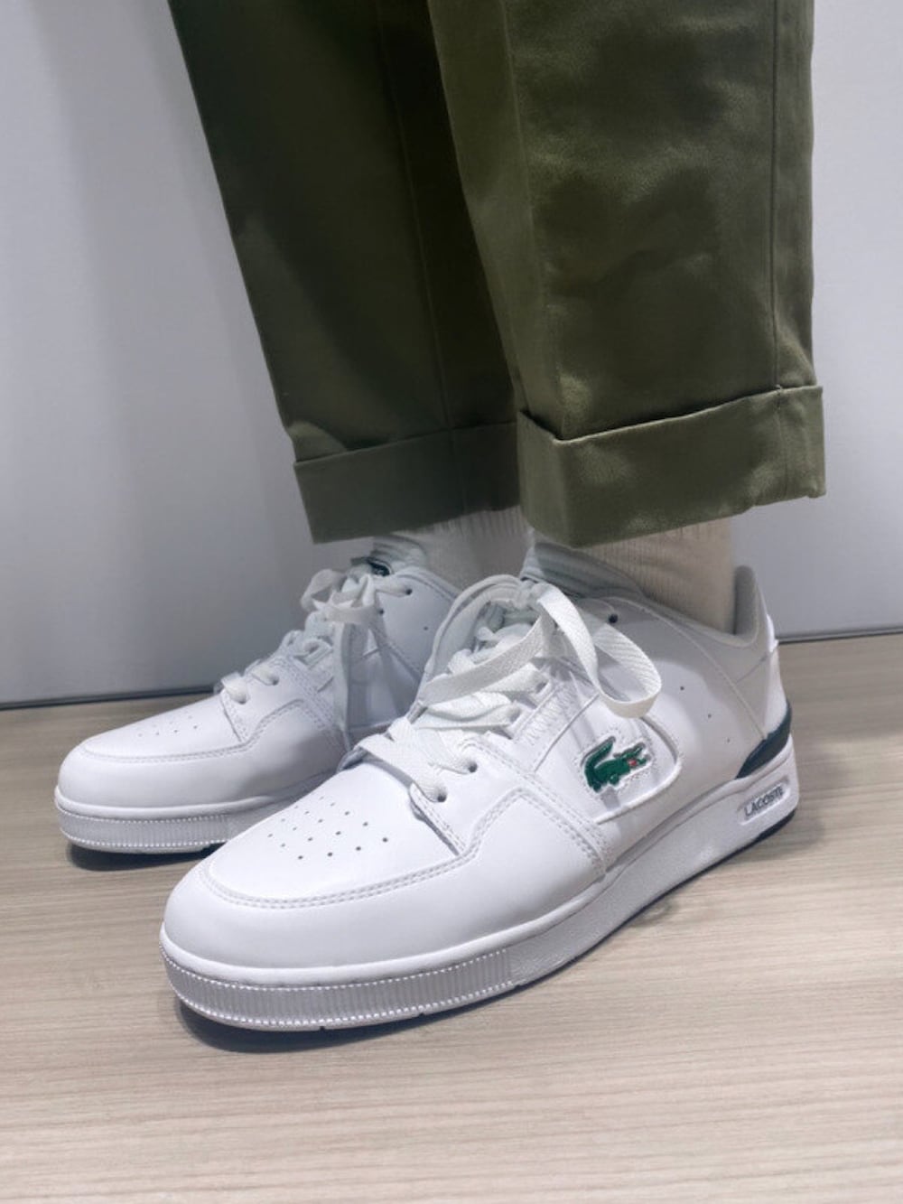「春コーデ、春めき満開コーデ、メンズファッション、シャツスタイル、シャツ、チェック、チェックシャツ、チノパン、リュック、バックパック、Tシャツ、スニーカー、ラコステ、LACOSTE」｜「LACOSTEのアウトラインクロッククルーネック半袖Tシャツ（Tシャツ/カットソー、ホワイト系）」を使った、sakataさん（メンズ・169cm）の春コーディネートの6枚目の写真