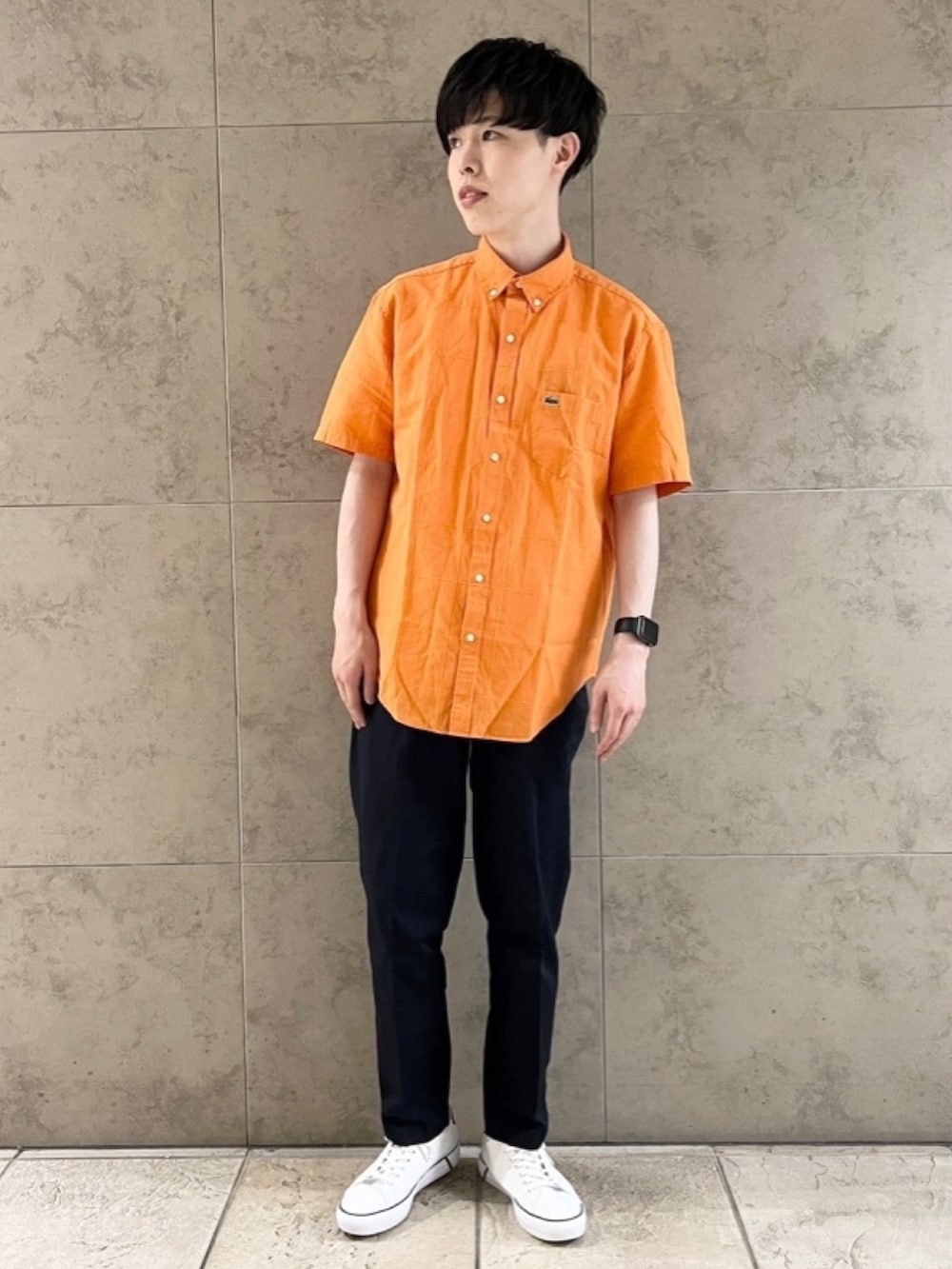 「春コーデ、春めき満開コーデ、メンズファッション、春服、春服コーデ、シャツ、シャツスタイル、リネンシャツ、Tシャツ、ショルダーバッグ、スニーカー、ラコステ、LACOSTE」｜「LACOSTEのリネン×コットンワントーンウィンドウペンチェックシャツ（シャツ/ブラウス、オレンジ系）」を使った、sakataさん（メンズ・169cm）の春コーディネートの2枚目の写真