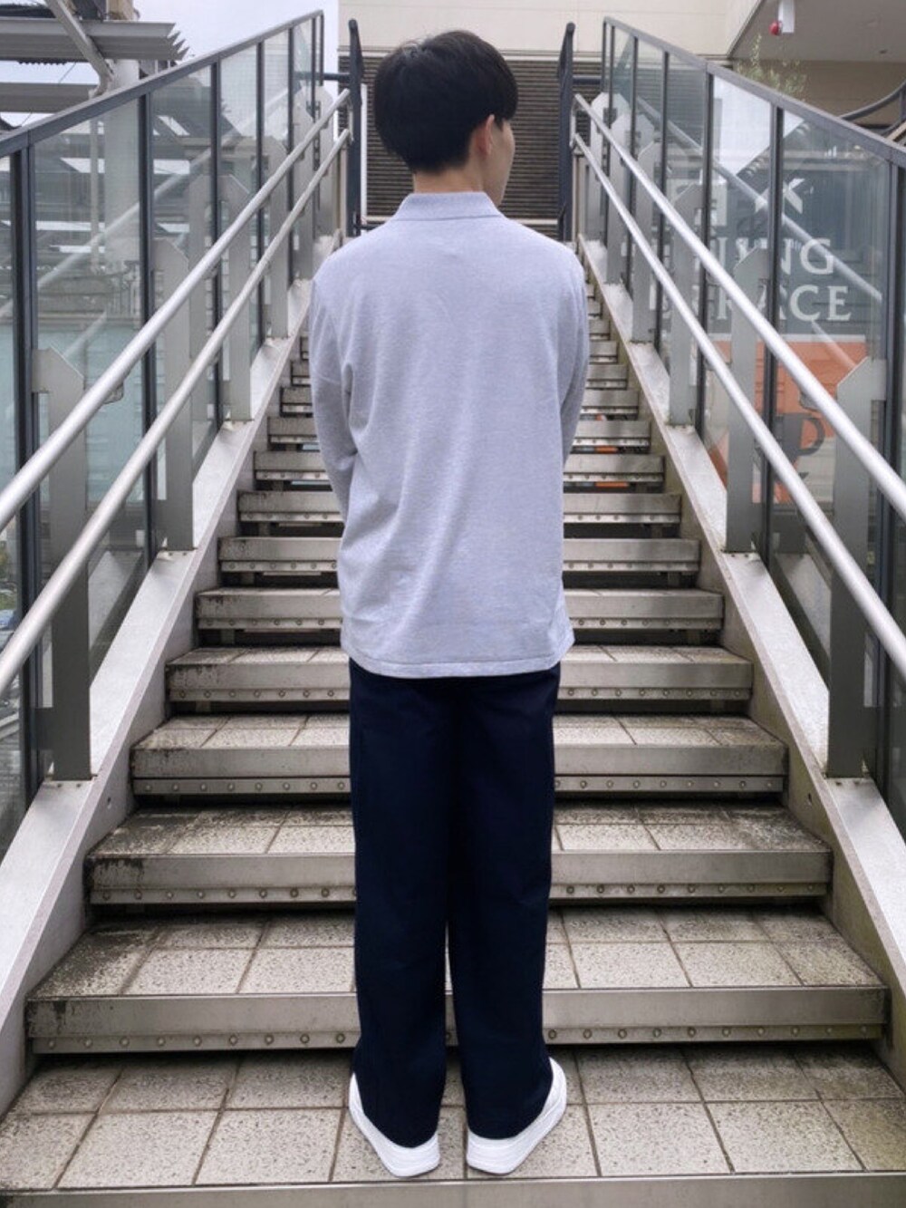 「春めき満開コーデ、春コーデ、メンズファッション、春服、モノトーン、オトナカジュアル、ポロシャツ、ワイドパンツ、スニーカー、ショルダーバッグ、ラコステ、LACOSTE」｜「LACOSTEの長袖 リブ メランジカラ-ポロシャツ L1313 （杢・長袖)（ポロシャツ、グレー系）」を使った、sakataさん（メンズ・169cm）の春コーディネートの3枚目の写真