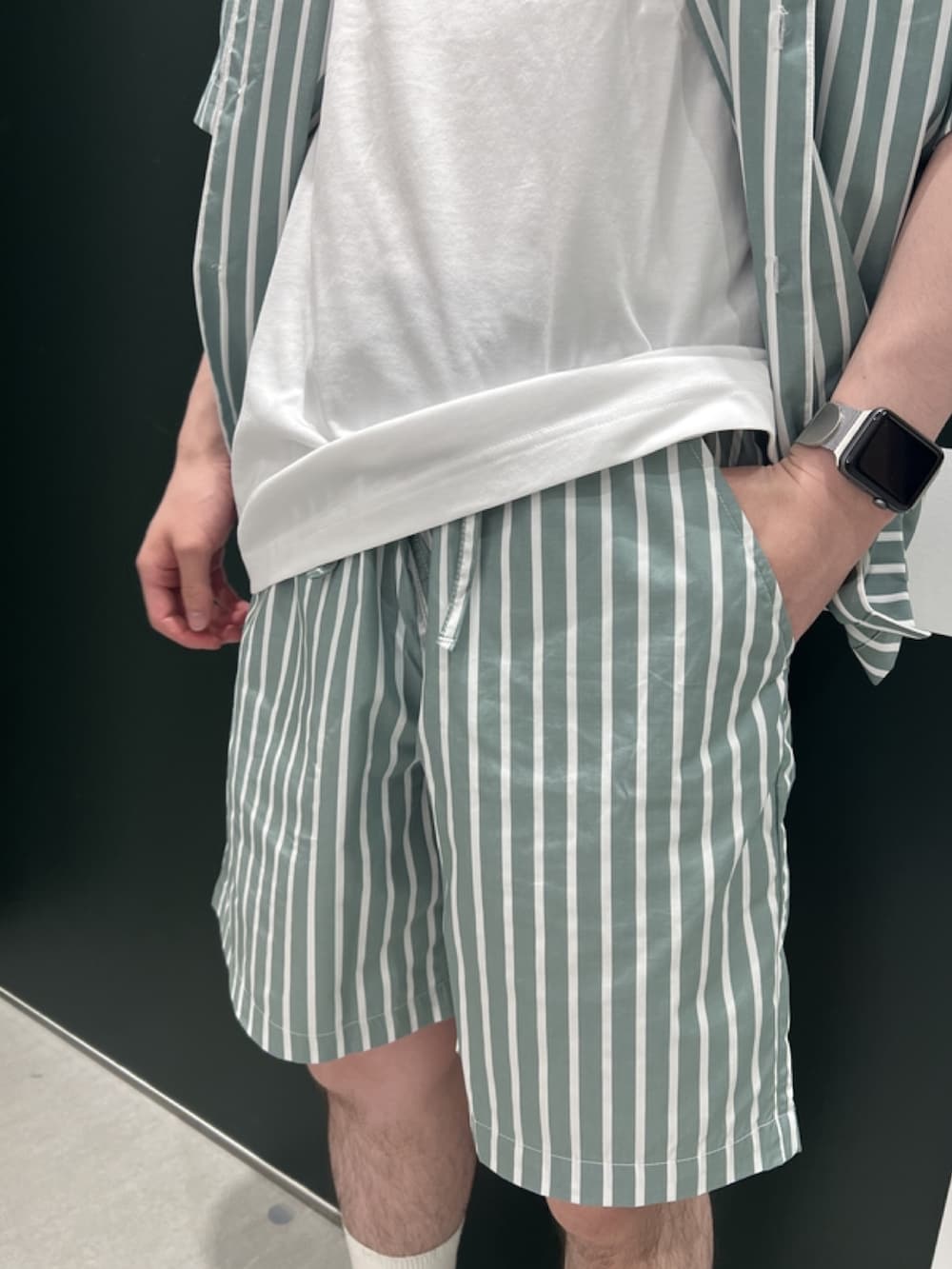 「柄シャツ、ショルダーバッグ、サングラス、サンダル、シャツスタイル、白Tシャツ、メンズコーデ、春夏コーデ、リラックススタイル、ストライプシャツ、ストライプ」｜「LACOSTEのアウトラインクロッククルーネック半袖Tシャツ（Tシャツ/カットソー、ホワイト系）」を使った、sakataさん（メンズ・169cm）の春コーディネートの7枚目の写真