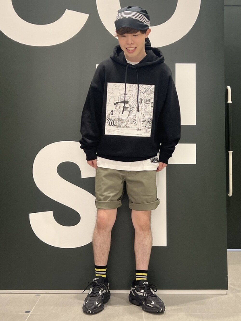 「春コーデ、春めき満開コーデ、メンズファッション、ゆるコーデ、厚底シューズ、ブラック」｜「LACOSTEのエッセンシャルバミューダショーツ（その他パンツ、グリーン系）」を使った、sakataさん（メンズ・169cm）の春コーディネートの2枚目の写真