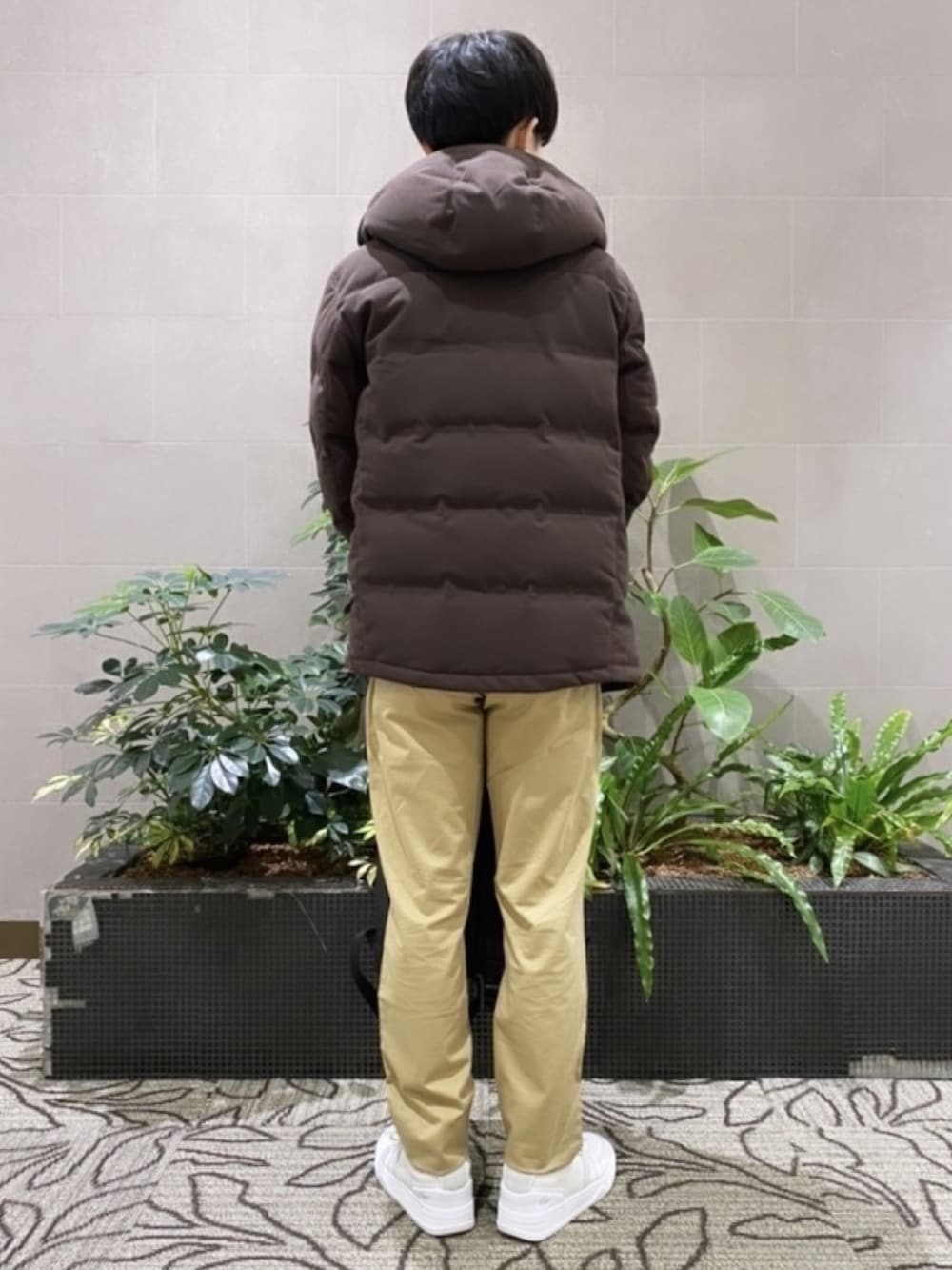 「メンズファッション、ダウン、ダウンジャケット、ニット、リュック、スニーカー、ラコステ、LACOSTE、冬、冬コーデ」｜「LACOSTEのミックスカラーメリノウールニットセーター（ニット/セーター、グリーン系）」を使った、sakataさん（メンズ・169cm）の春コーディネートの2枚目の写真