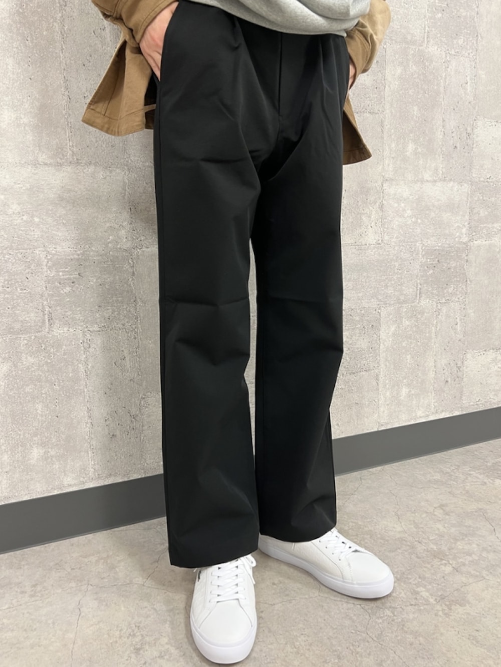 「メンズファッション、シティーボーイ、おでかけコーデ、お洒落さんとつながりたい、シャツスタイル、リバーシブル、リバーシブルシャツ、リュック、リュックスタイル、パーカー、フーディー、スニーカー、スニーカーコーデ、ラコステ、LACOSTE」｜「LACOSTEのプレーン×カラーブロックリバーシブルシャツ（シャツ/ブラウス、イエロー系）」を使った、sakataさん（メンズ・169cm）の春コーディネートの8枚目の写真