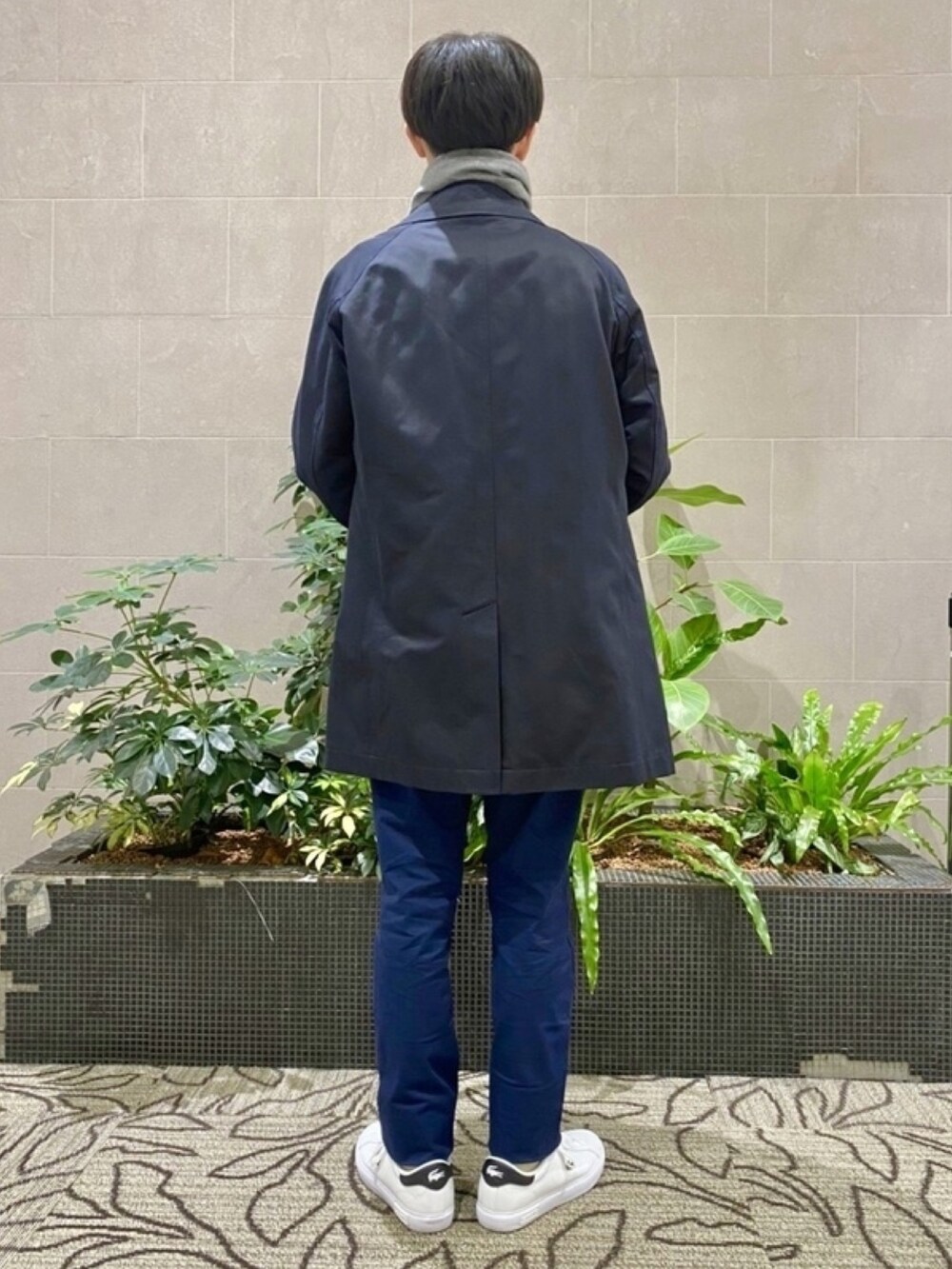 「メンズファッション、ニット、シャツ、チノパンツ、ショルダーバッグ、マフラー、スニーカー」｜「LACOSTEのケーブル編みニットセーター（ニット/セーター、ブルー系）」を使った、sakataさん（メンズ・169cm）の春コーディネートの3枚目の写真