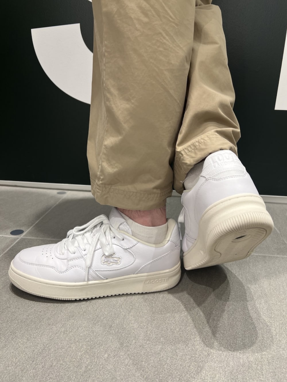 「春コーデ、春めき満開コーデ、メンズファッション、春服、トレンド、Tシャツ、ベスト、キャップ、カーゴパンツ、スニーカー、リュック、バックパック、ラコステ、LACOSTE」｜「LACOSTEのオーバーサイズ アーガイル柄パッチ&ステッチスウェットベスト（ベスト、ブルー系）」を使った、sakataさん（メンズ・169cm）の春コーディネートの7枚目の写真