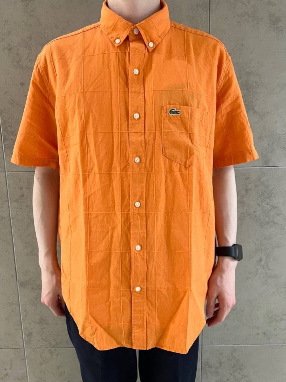 「春コーデ、春めき満開コーデ、メンズファッション、春服、春服コーデ、シャツ、シャツスタイル、リネンシャツ、Tシャツ、ショルダーバッグ、スニーカー、ラコステ、LACOSTE」｜「LACOSTEのリネン×コットンワントーンウィンドウペンチェックシャツ（シャツ/ブラウス、オレンジ系）」を使った、sakataさん（メンズ・169cm）の春コーディネートの5枚目の写真