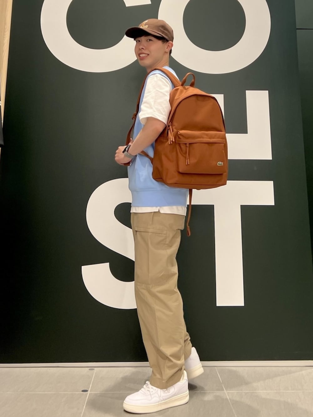 「春コーデ、春めき満開コーデ、メンズファッション、春服、トレンド、Tシャツ、ベスト、キャップ、カーゴパンツ、スニーカー、リュック、バックパック、ラコステ、LACOSTE」｜「LACOSTEのオーバーサイズ アーガイル柄パッチ&ステッチスウェットベスト（ベスト、ブルー系）」を使った、sakataさん（メンズ・169cm）の春コーディネートの3枚目の写真