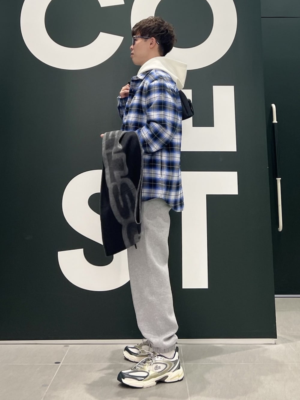 「シャツジャケット、パーカー、メンズファッション、チェックシャツ、スウェットパンツ、スニーカー、スニーカーコーデ、春コーデ、春めき満開コーデ、ショルダーバッグ、ラコステ、LACOSTE」｜「LACOSTEのキルティング インサレーションネルシャツジャケット（シャツ/ブラウス、ブルー系）」を使った、sakataさん（メンズ・169cm）の春コーディネートの3枚目の写真