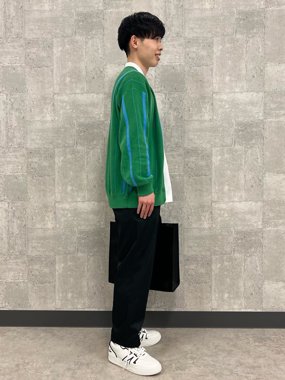 「きれいめカジュアル、カーディガン、春服、メンズファッション、スニーカーコーデ、グリーン、ストライプ、白スニーカー、ポロシャツ」｜「LACOSTEのオーガニックコットンVネックカーディガン（ニット/セーター、グリーン系）」を使った、sakataさん（メンズ・168cm）の春コーディネートの3枚目の写真