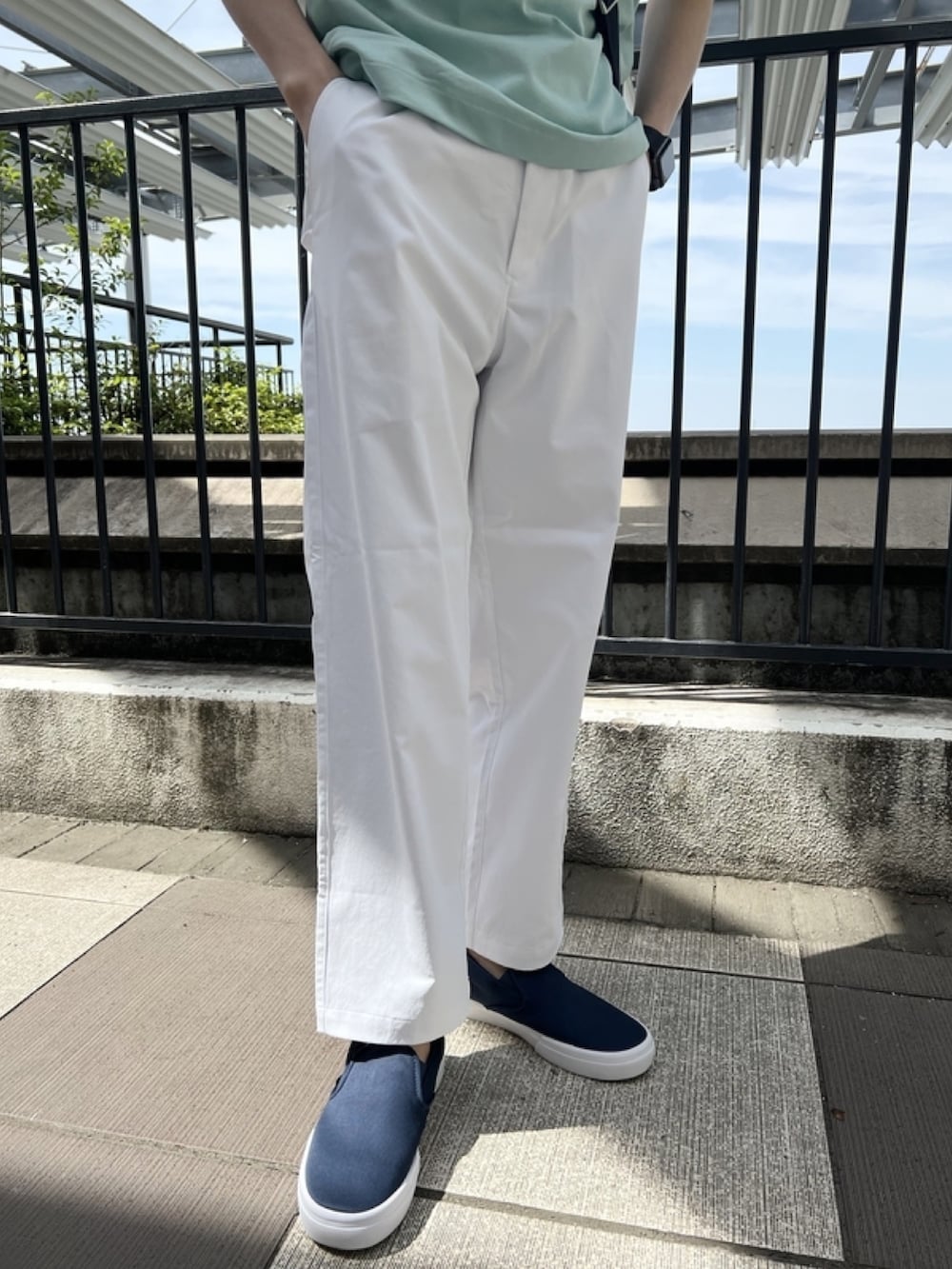 「春めき満開コーデ、春コーデ、メンズファッション、春服、春服コーデ、おでかけコーデ、シャツスタイル、シャツ、柄シャツ、ホワイトパンツ、ショルダーバッグ、スリッポン、夏、夏コーデ、ラコステ」｜「LACOSTEのストレッチゴルフオープンネックシャツ（シャツ/ブラウス、ブルー系）」を使った、sakataさん（メンズ・169cm）の春コーディネートの7枚目の写真