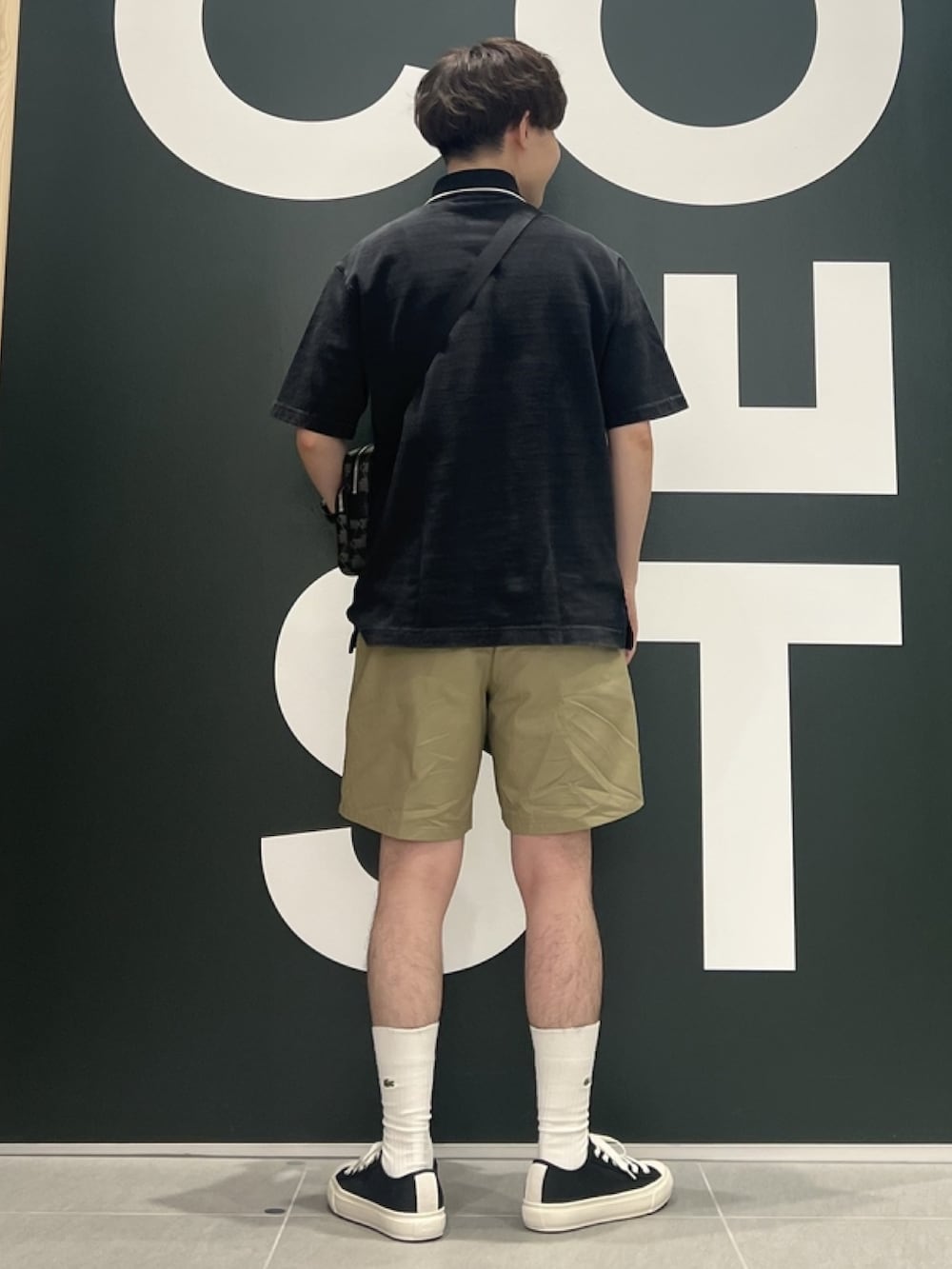 「春コーデ、春めき満開コーデ、メンズファッション、ゆるコーデ、ブラックコーデ、春服、ブラック、おでかけコーデ、カジュアルコーデ、ポロシャツ、インディゴ、ショートパンツ、スニーカー」｜「LACOSTEの配色リブニットインディゴポロシャツ（ポロシャツ、グレー系）」を使った、sakataさん（メンズ・169cm）の春コーディネートの4枚目の写真
