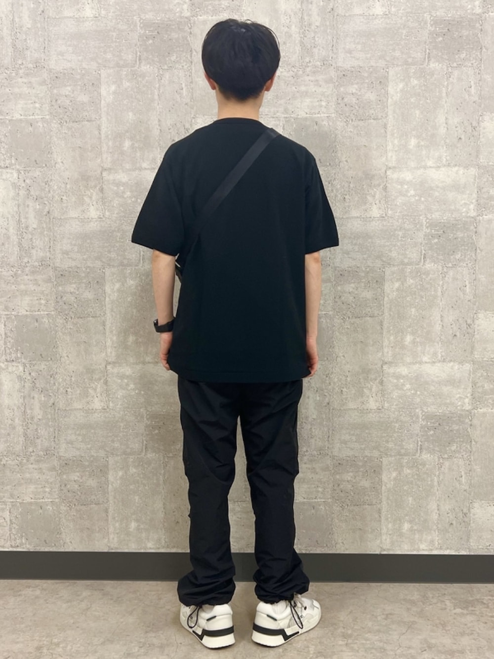 「スポーツミックス、春コーデ、春めき満開コーデ、メンズファッション、Tシャツ、スポーティー、カーゴパンツ、ラコステ、LACOSTE」｜「LACOSTEのアウトドアジップポケット鹿の子地半袖Tシャツ（Tシャツ/カットソー、ブラック系）」を使った、sakataさん（メンズ・169cm）の春コーディネートの3枚目の写真