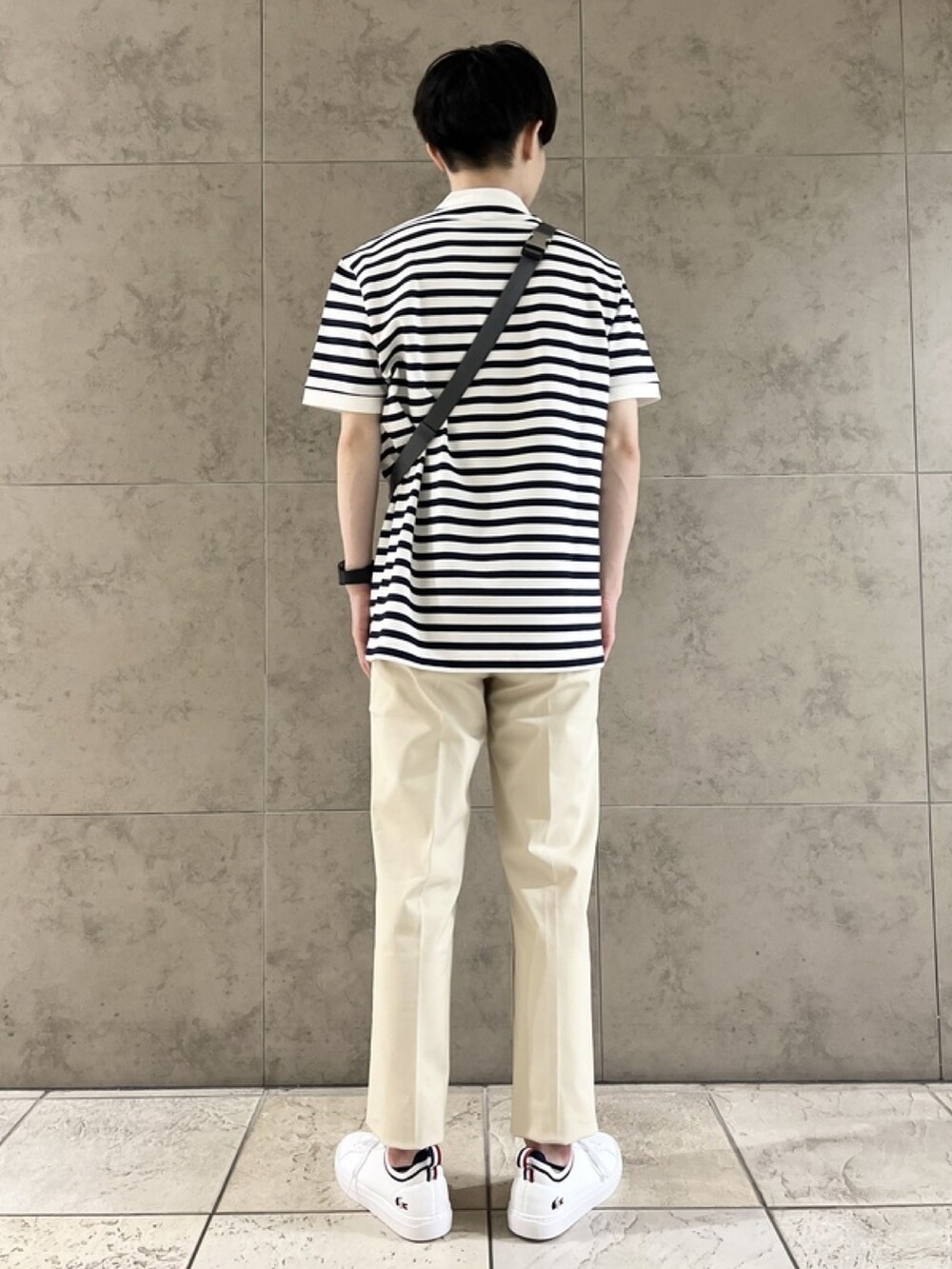 「スラックス、スニーカー、春夏コーデ、低身長コーデ、ボーダー」｜「LACOSTEのメンズ LA PIQU?E TRI 22 1（スニーカー、ホワイト系）」を使った、sakataさん（メンズ・168cm）の春コーディネートの4枚目の写真