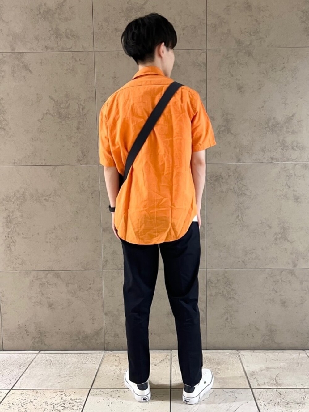 「春コーデ、春めき満開コーデ、メンズファッション、春服、春服コーデ、シャツ、シャツスタイル、リネンシャツ、Tシャツ、ショルダーバッグ、スニーカー、ラコステ、LACOSTE」｜「LACOSTEのリネン×コットンワントーンウィンドウペンチェックシャツ（シャツ/ブラウス、オレンジ系）」を使った、sakataさん（メンズ・169cm）の春コーディネートの4枚目の写真