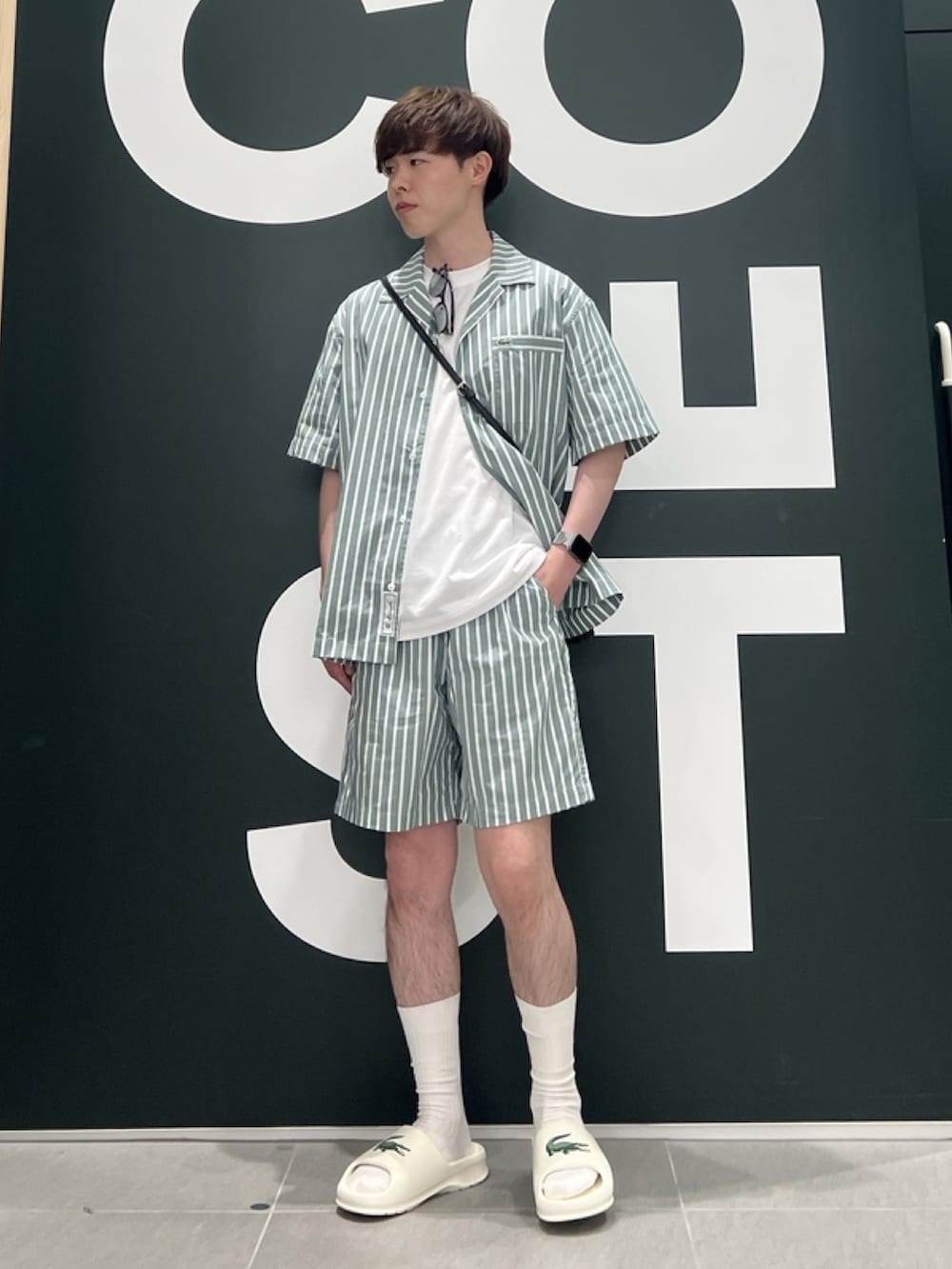 「柄シャツ、ショルダーバッグ、サングラス、サンダル、シャツスタイル、白Tシャツ、メンズコーデ、春夏コーデ、リラックススタイル、ストライプシャツ、ストライプ」｜「LACOSTEのアウトラインクロッククルーネック半袖Tシャツ（Tシャツ/カットソー、ホワイト系）」を使った、sakataさん（メンズ・169cm）の春コーディネートの2枚目の写真