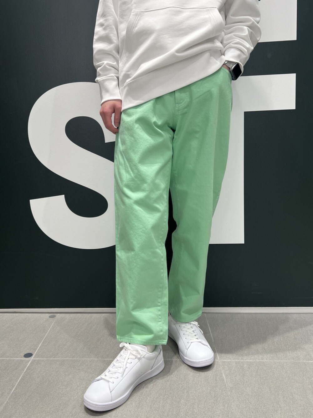 「春コーデ、ジャケット、春めき満開コーデ、メンズファッション、春服コーデ、おでかけコーデ、セットアップ、テーラードジャケット、ラコステ、LACOSTE、デニム」｜「LACOSTEの11.5oz ボックスカラーデニムジャケット（デニムジャケット、グリーン系）」を使った、sakataさん（メンズ・169cm）の春コーディネートの8枚目の写真
