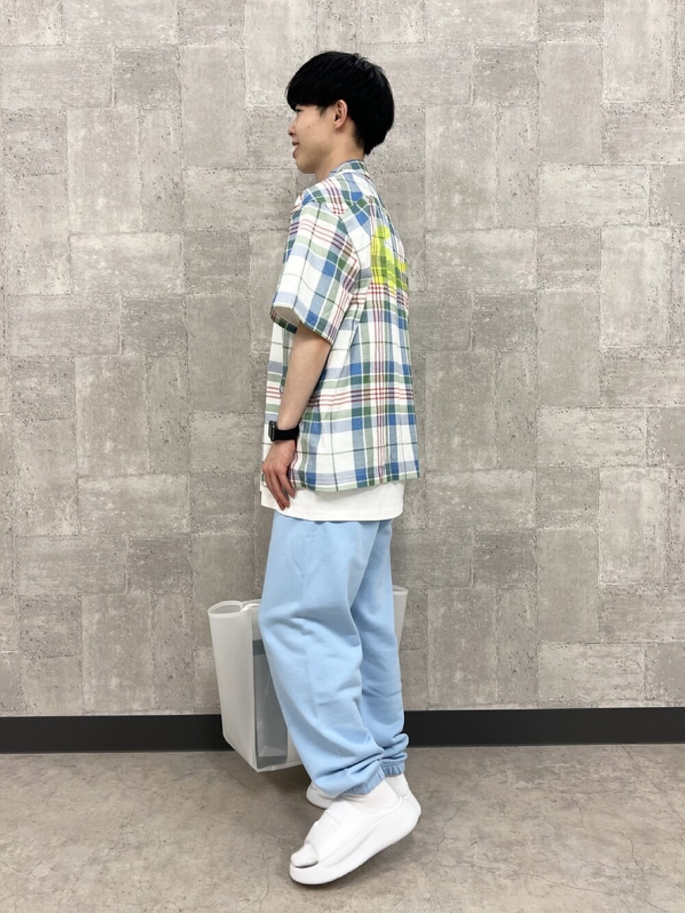 「春めき満開コーデ、春コーデ、チェックシャツ、スウェットパンツ、サンダル、トートバッグ、夏、ラコステ、LACOSTE」｜「LACOSTEのオープンネックチェックシャツ（シャツ/ブラウス、グリーン系）」を使った、sakataさん（メンズ・169cm）の春コーディネートの3枚目の写真