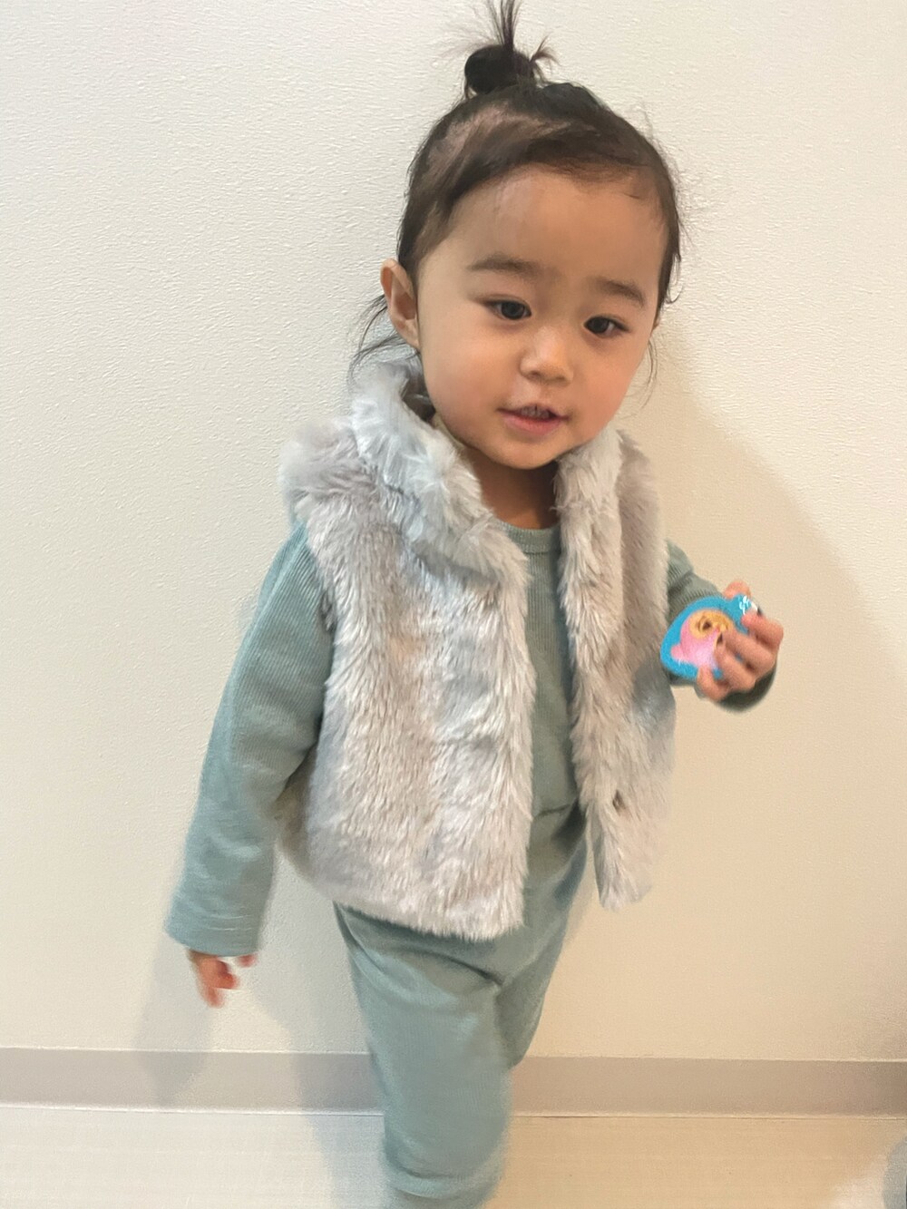 「セットアップ、ファーベスト、1歳、女の子、カジュアル、韓国子供服、next、キッズコーデ、おだんごヘアー」｜「nextのアイテム（その他アウター、グレー系）」を使った、Rさん（キッズ・70cm）の春コーディネートの2枚目の写真