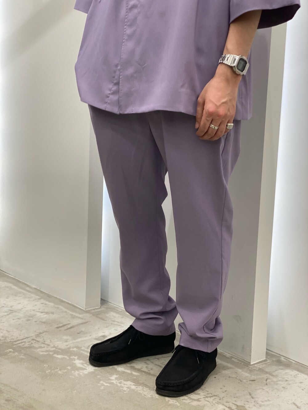 パープル系のその他パンツ、パープル系のその他アウター、ブラック系のブーツを着用したメンズの春コーディネートの3枚目の写真