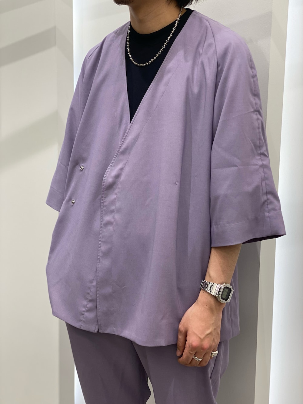 パープル系のその他パンツ、パープル系のその他アウター、ブラック系のブーツを着用したメンズの春コーディネートの2枚目の写真