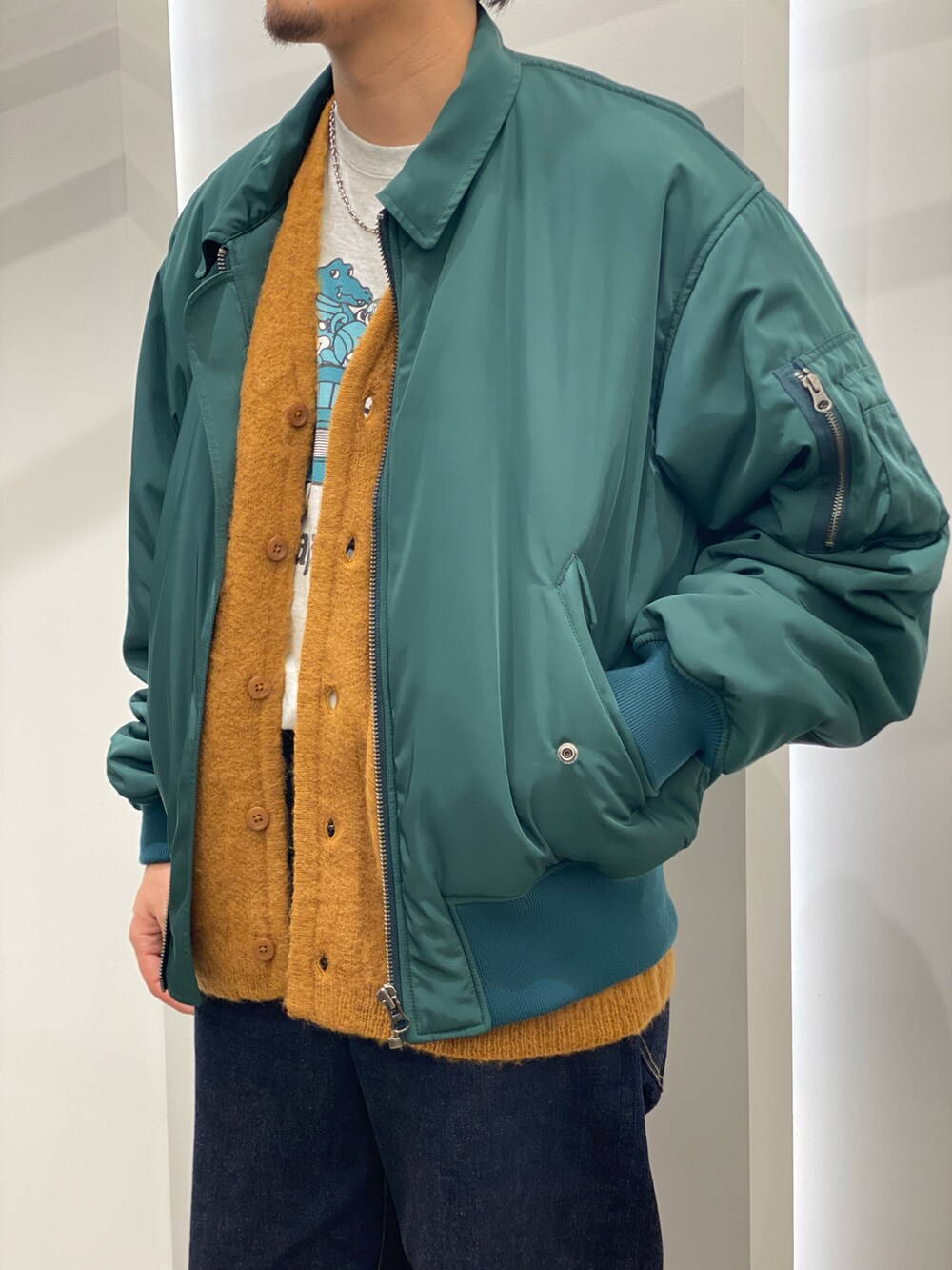 「冬コーデ、シンプルコーデ、休日スタイル、グリーン、カーディガン、ブーツ、MA-1、レイヤードスタイル、プチプラ、ビッグシルエット」｜「sugarhillのアイテム（デニムパンツ、ブルー系）」を使った、AKIHIROさん（メンズ・178cm）の秋コーディネートの2枚目の写真