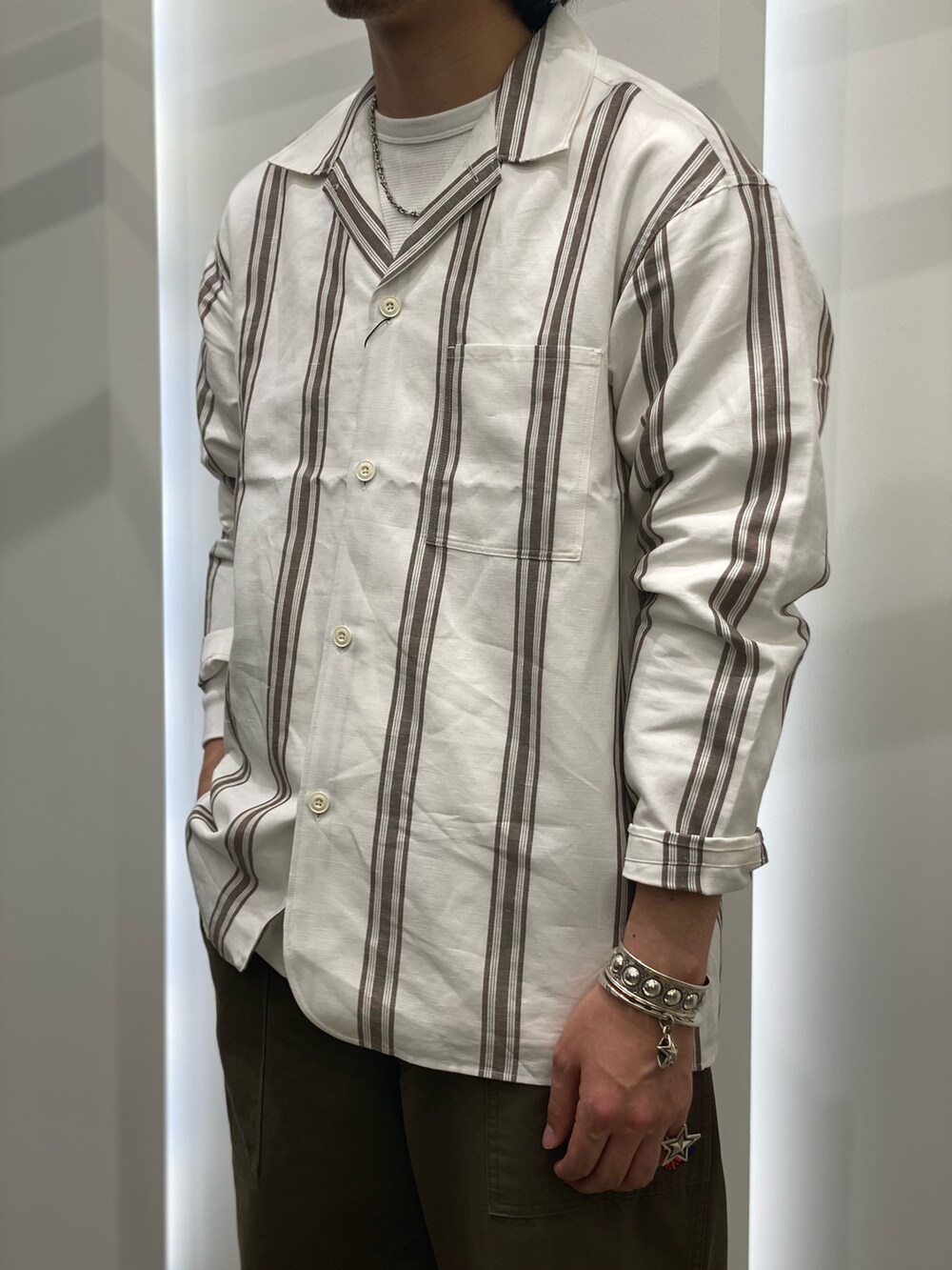 「ビッグシルエット、ゆるコーデ、春服みてみて、春コーデ、休日スタイル、春アウター、カーゴパンツ、きれいめカジュアル、ストリート、シンプルコーデ、モード、ストライプ、プチプラ、淡色コーデ、韓国ファッション」｜「URBAN RESEARCHのコットンリネンキングダムツイルジャケット（その他アウター、ホワイト系）」を使った、AKIHIROさん（メンズ・178cm）の春コーディネートの2枚目の写真