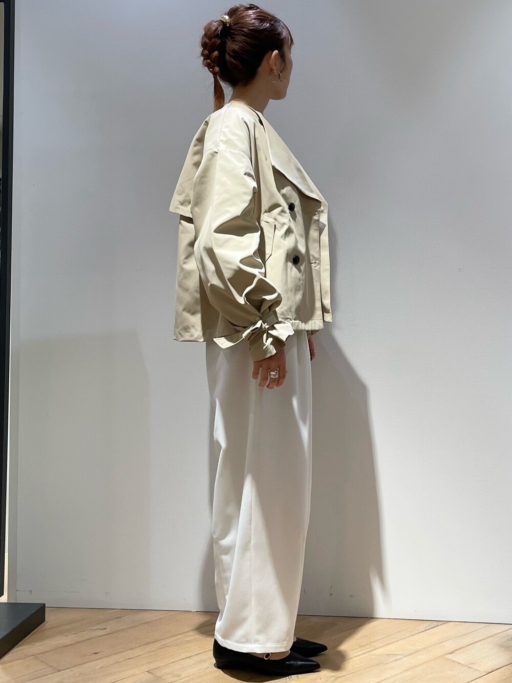 ベージュ系のトレンチコート、ピンク系のニット/セーター、ホワイト系のその他パンツを着用したレディースの春コーディネートの4枚目の写真