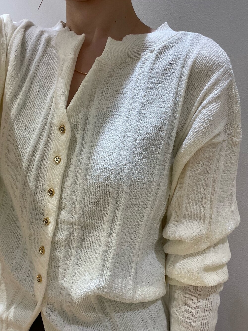 ホワイト系のニット/セーター、ベージュ系のショルダーバッグ、ホワイト系のショルダーバッグを着用したレディースの夏コーディネートの7枚目の写真