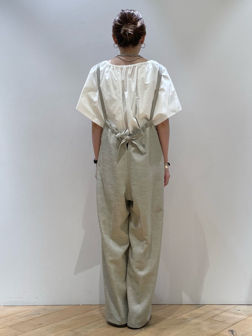 「夏服コーデ、おでかけコーデ、初夏コーデ、オトナカワイイ、夏ファッション、ママファッション、スニーカーコーデ、30代コーデ、サロペット、ブラウス、Rouge vif la cle(Rouge vif la cle)、ママコーデ、adidas、夏コーデ、大人カジュアル」｜「Rouge vifのドライタッチフロントジップサロペット（サロペット/オーバーオール、ベージュ系）」を使った、ひかりさん（骨格ストレート・レディース・162cm）の夏コーディネートの3枚目の写真