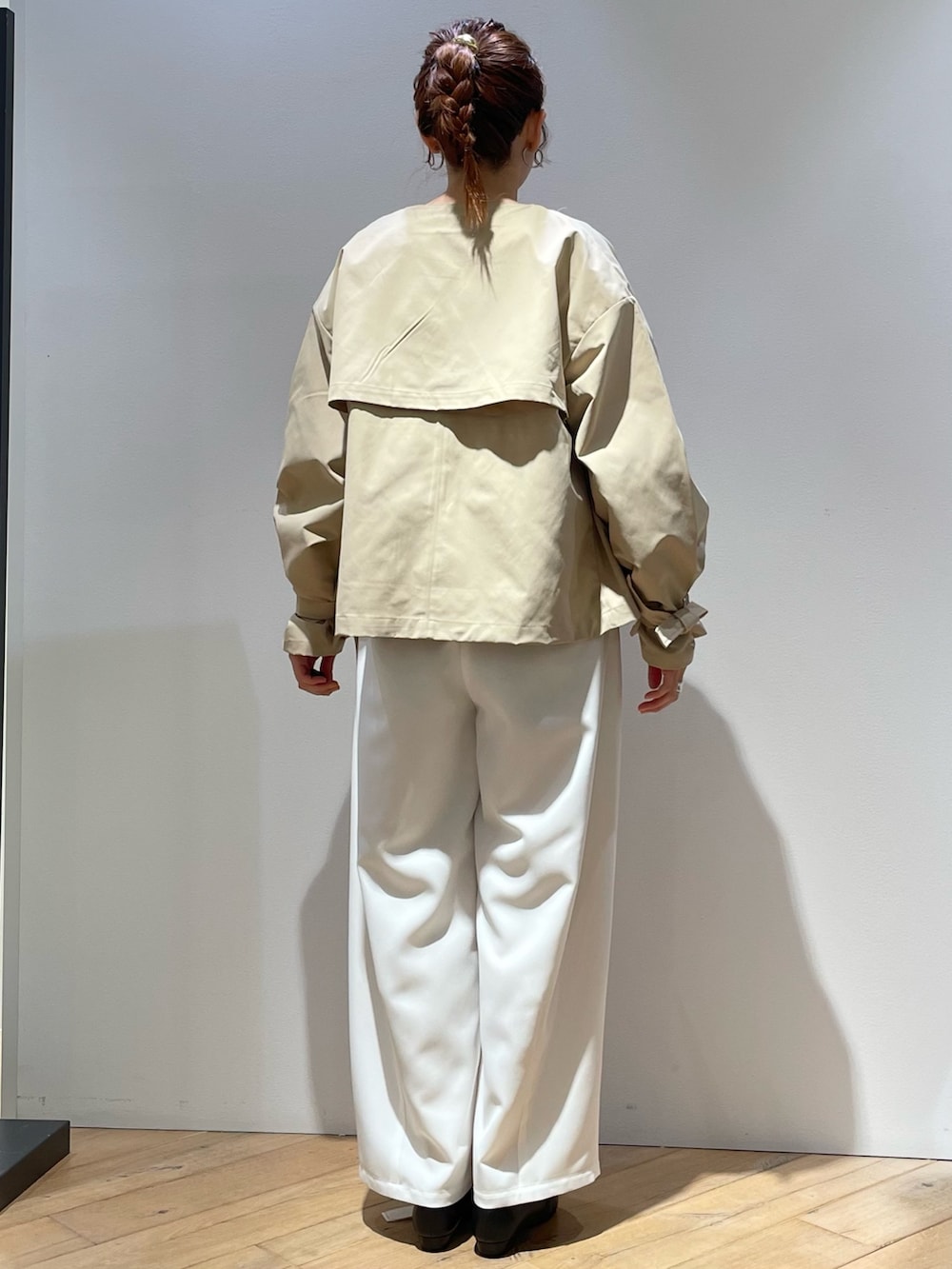 ベージュ系のトレンチコート、ピンク系のニット/セーター、ホワイト系のその他パンツを着用したレディースの春コーディネートの6枚目の写真