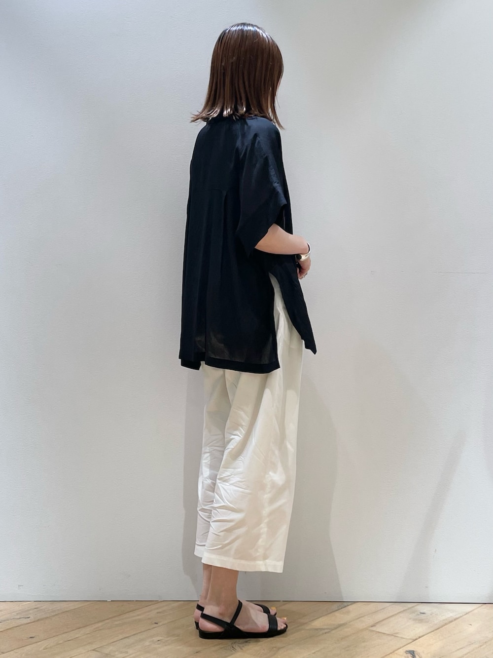 「サンダル、ジャケット、パンツ、パンツスタイル、パンツコーデ、白パンツ、大人カジュアル、大人コーデ、30代ファッション、30代コーデ、ママコーデ、ママファッション、休日スタイル、Rouge vif la cle(Rouge vif la cle)」|「Rouge vifの【ロングセラー】NEW イージー ワイドパンツ(その他パンツ、ホワイト系)」を使った、ひかりさん(骨格ストレート・レディース・162cm)の夏コーディネートの2枚目の写真