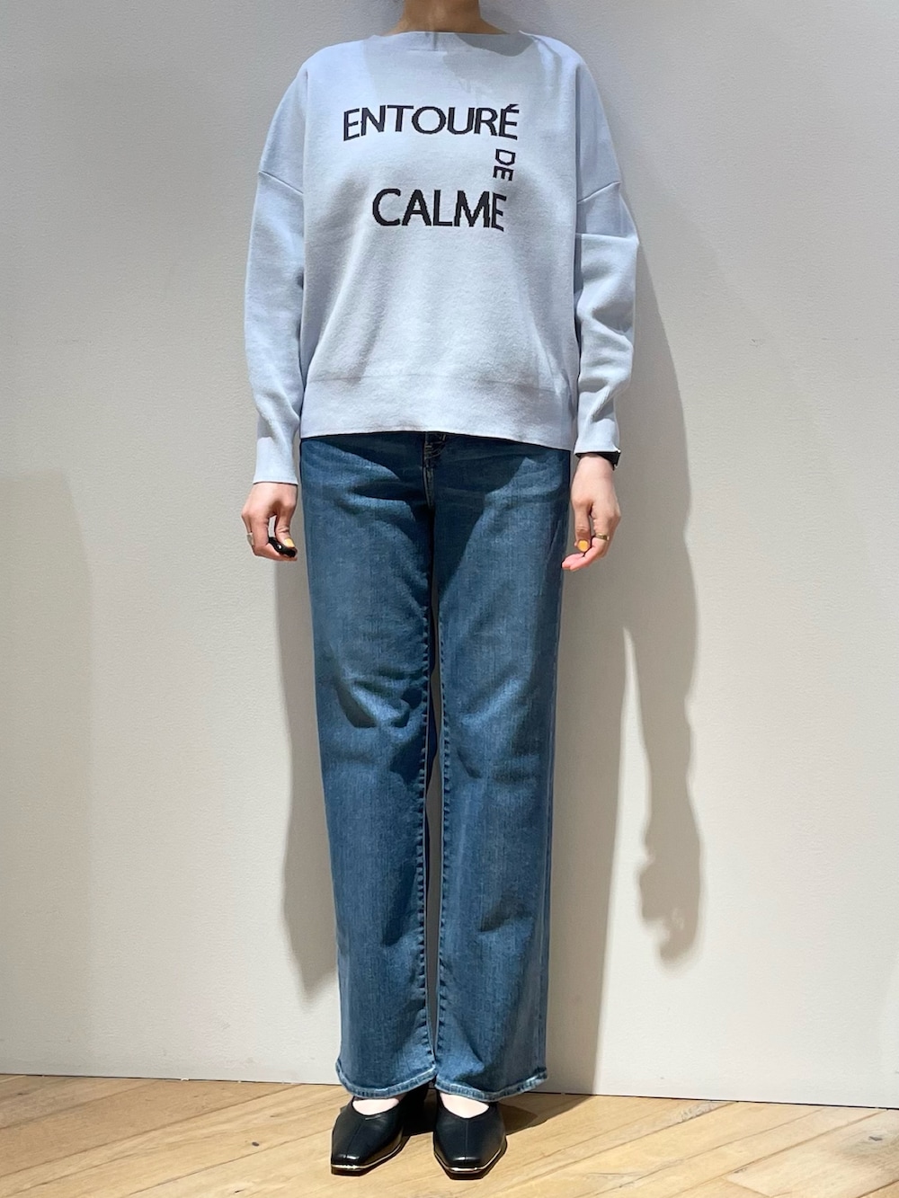 ブラック系のパンプス、ブルー系のトートバッグ、グレー系のシャツ/ブラウスを着用したレディースの春コーディネートの6枚目の写真