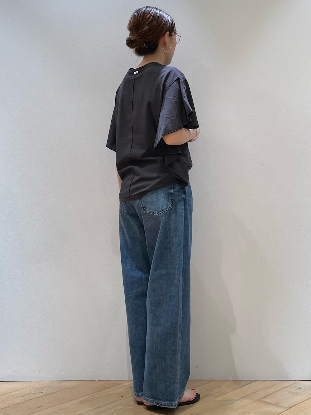 「デニム、ロゴT、休日スタイル、テーマパークコーデ、シンプルコーデ、夏コーデ、夏服、大人カジュアルコーデ、楽チンコーデ、シンプルスタイル、お洒落さんとつながりたい、大人女子、ママコーデ、30代コーデ、ママファッション」｜「NICOLAS LAINASの【NICOLAS LAINAS/ニコラスライナス】レザーメタリックトングサンダル（サンダル、シルバー系）」を使った、ひかりさん（骨格ストレート・レディース・162cm）の夏コーディネートの3枚目の写真