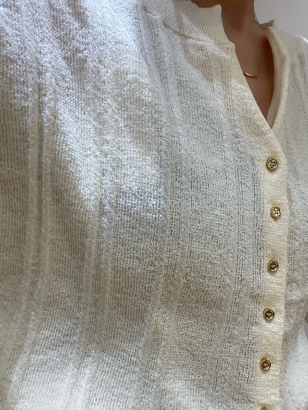 ホワイト系のニット/セーター、ベージュ系のショルダーバッグ、ホワイト系のショルダーバッグを着用したレディースの夏コーディネートの8枚目の写真