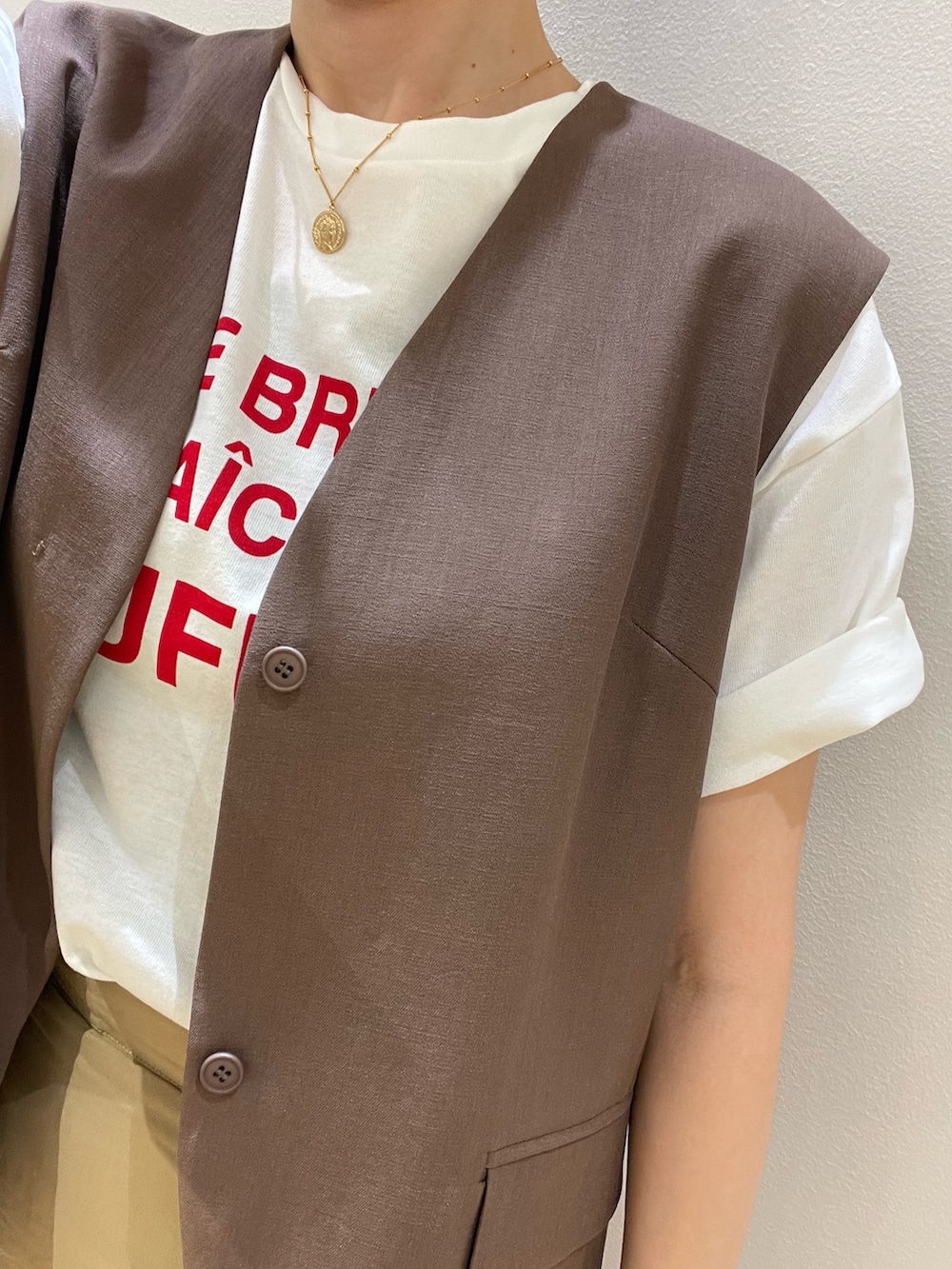 「ジレ、ベスト、スカート、タイトスカート、お出かけコーデ、大人カジュアル、ママコーデ、旅行、休日スタイル、夏コーデ、今日のコーデ、オトナカジュアル、スニーカー、おしゃれさんと繋がりたい、休日コーデ」|「Rouge vif Annaのリネン混サマーノーカラージレベスト(ベスト、ブラウン系)」を使った、ひかりさん(骨格ストレート・レディース・162cm)の夏コーディネートの6枚目の写真
