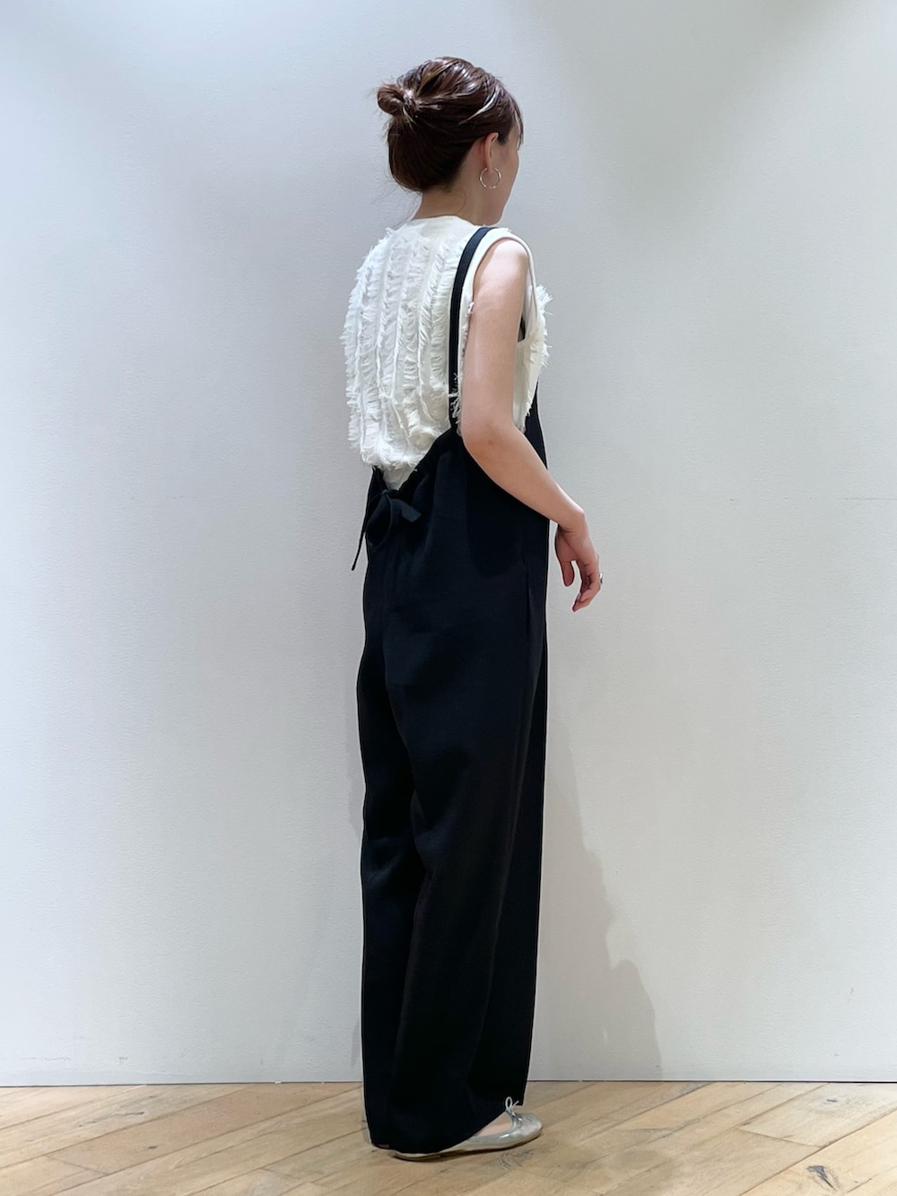 「モノトーン、サロペット」｜「Rouge vif Annaのフリンジニットノースリーブプルオーバー（ニット/セーター、ホワイト系）」を使った、ひかりさん（骨格ストレート・レディース・162cm）の春コーディネートの2枚目の写真