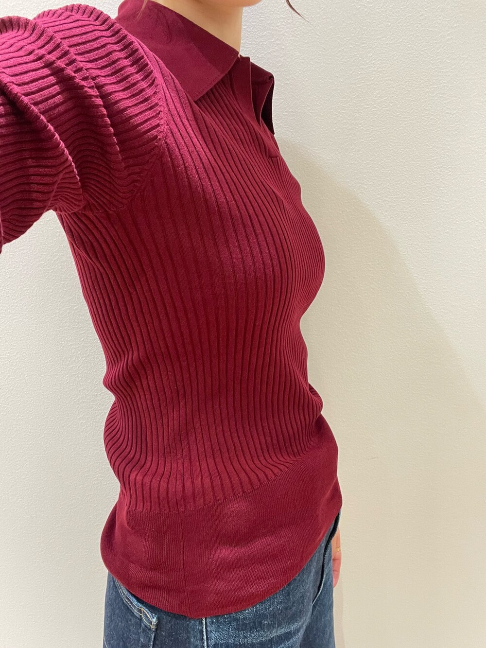 レッド系のニット/セーター、ブルー系のデニムパンツ、ブラック系のローファーを着用したレディースの秋コーディネートの9枚目の写真