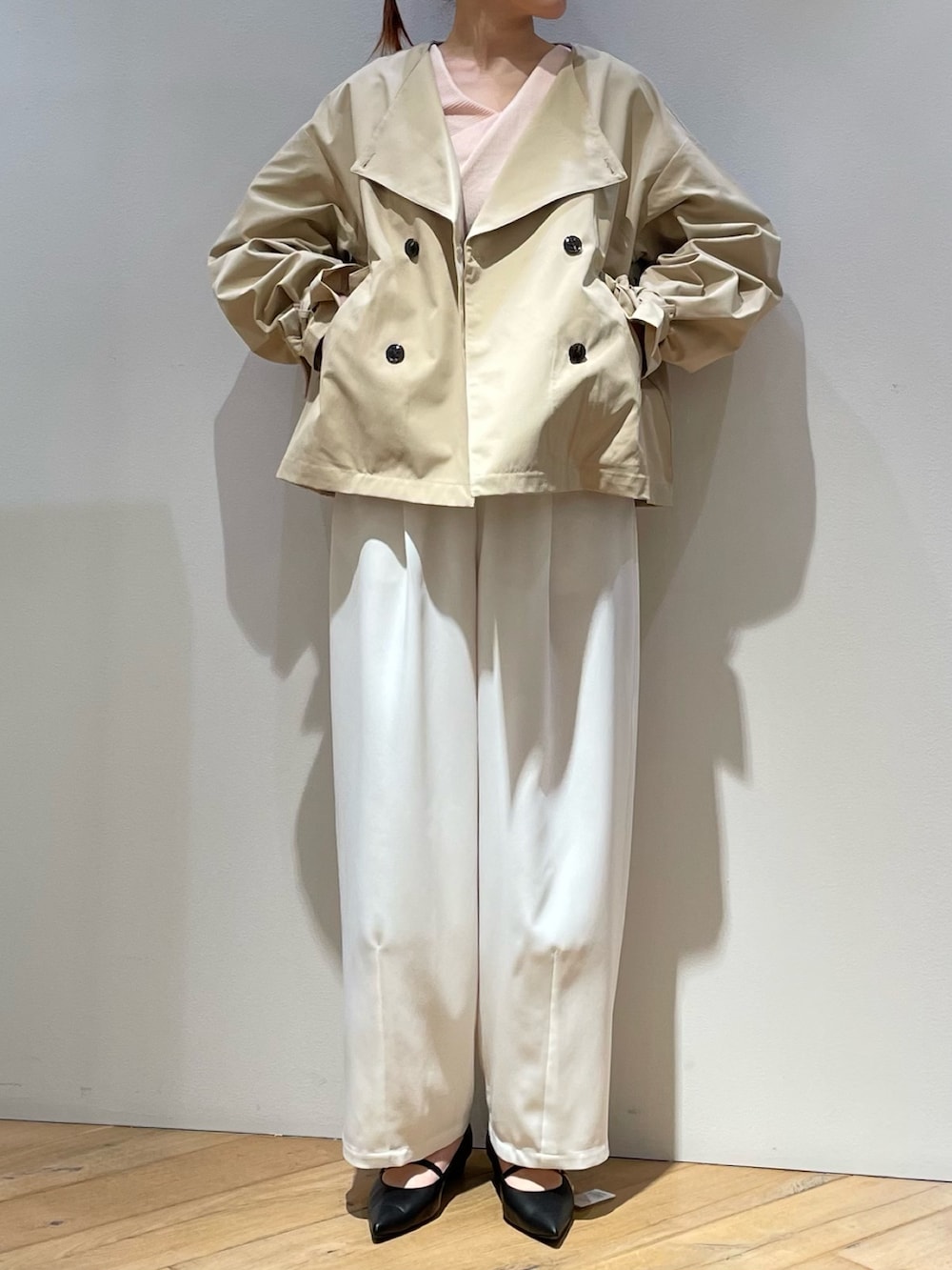 ベージュ系のトレンチコート、ピンク系のニット/セーター、ホワイト系のその他パンツを着用したレディースの春コーディネートの8枚目の写真