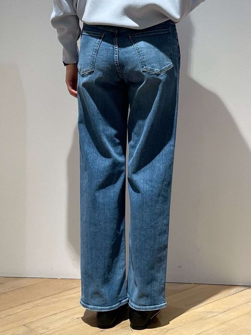 ブラック系のパンプス、ブルー系のトートバッグ、グレー系のシャツ/ブラウスを着用したレディースの春コーディネートの7枚目の写真